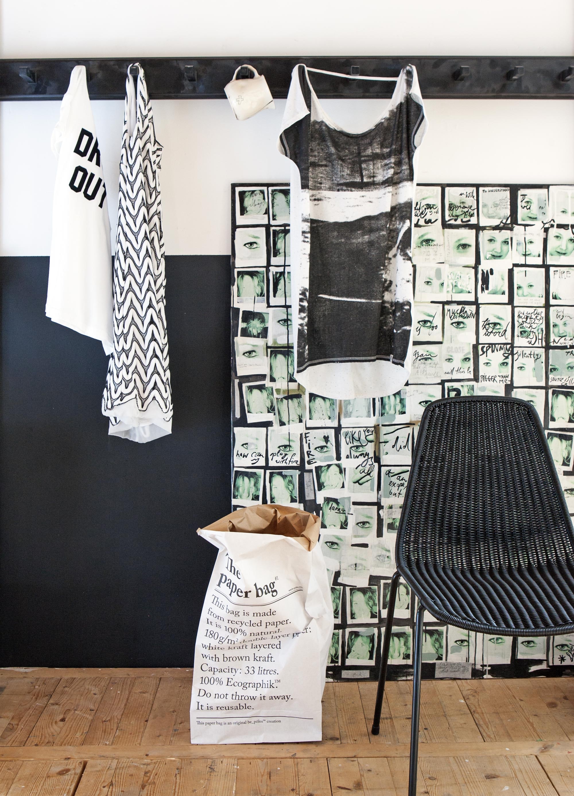 Kapstok (HK Living). Stoel geschikt voor binnen en buiten (Marta). Paper bag (By Zenz). Kunstpaneel Freezing Frames 100×140 cm (Lisette de Zoete). Kannetje (Belinda Parten). T-shirt (O’Neill). Jurkje (Ana Alcazar). T-shirt letters (Mink Pink).