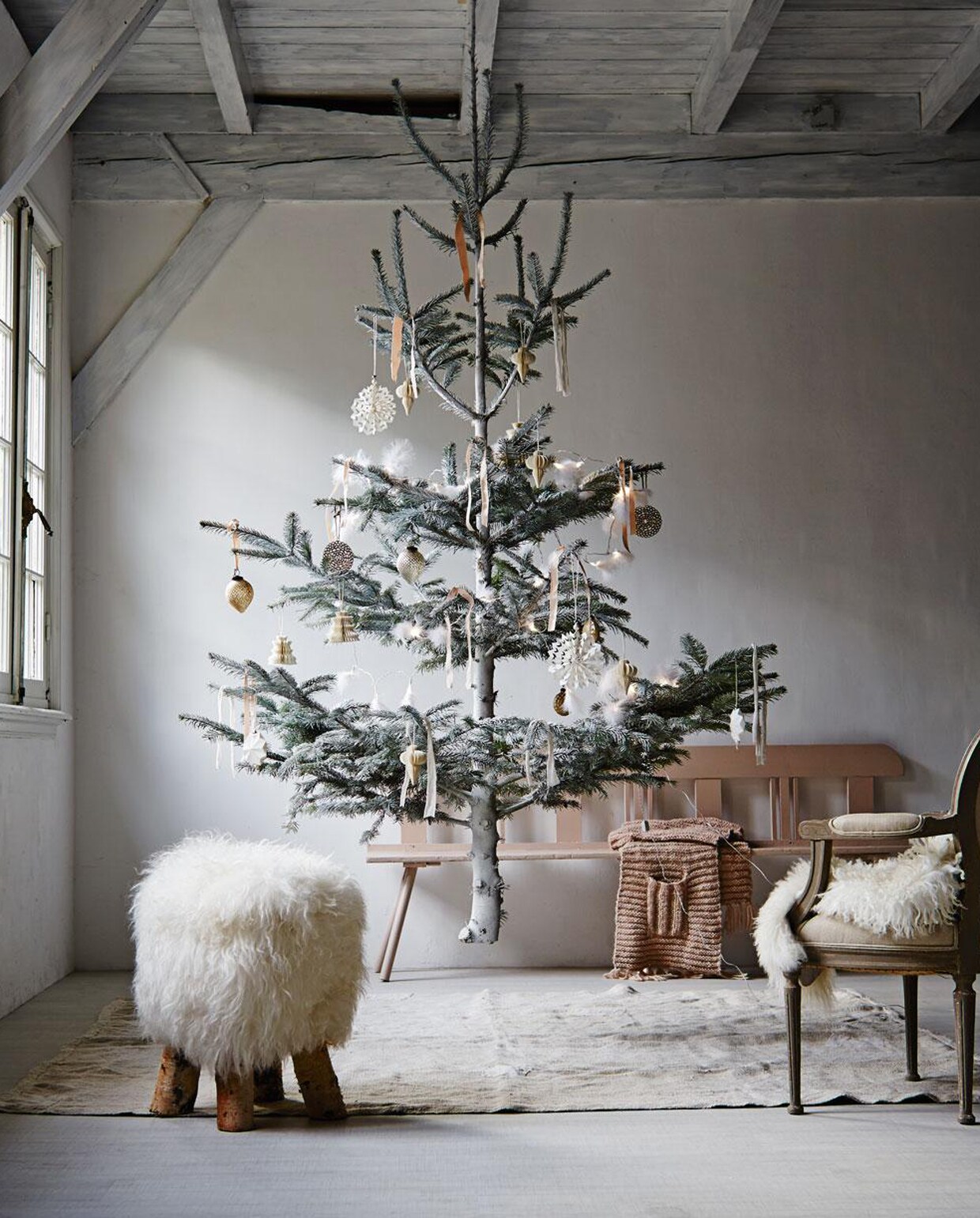 Schapenkrukje (Pols Potten). Stoel (Fens Décor). Roze bankje (Combitex). Schapenvacht, vloer-kleed van Private, roze gebreide sjaal (Sukha). Papieren ornamenten en kerstversiering (Madam Stoltz). Fluffy kerstverlichting 30 ledlampjes 3m (Nijhof).