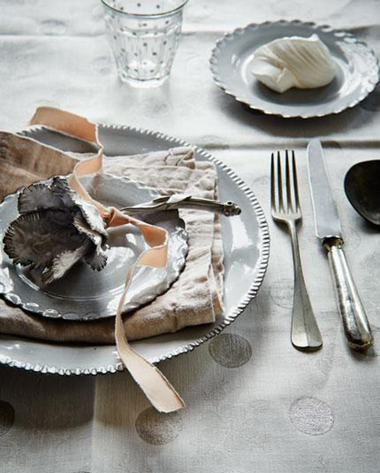 Vintage tafelkleed (Laura Dols). Servies klein bordje, servies groot bord, bloem van aardewerk (Pottenbakkerij Anouk). Servet La Fabbrica del Lino in kleur poeder (Fich Home). Bestek (Jolandelijk). Textielverf (Vlieger).