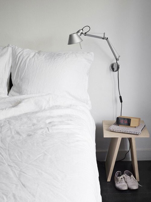 beeld vtwonen orphan-socks-iphone-dock-wekker