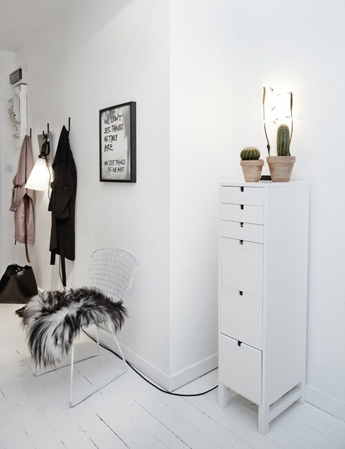 beeld vtwonen scandinavische-interieurs-wit-appartement-hal-2