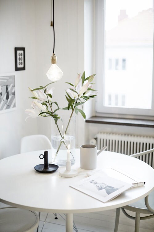 beeld vtwonen scandinavische-interieurs-wit-appartement-eettafel-4