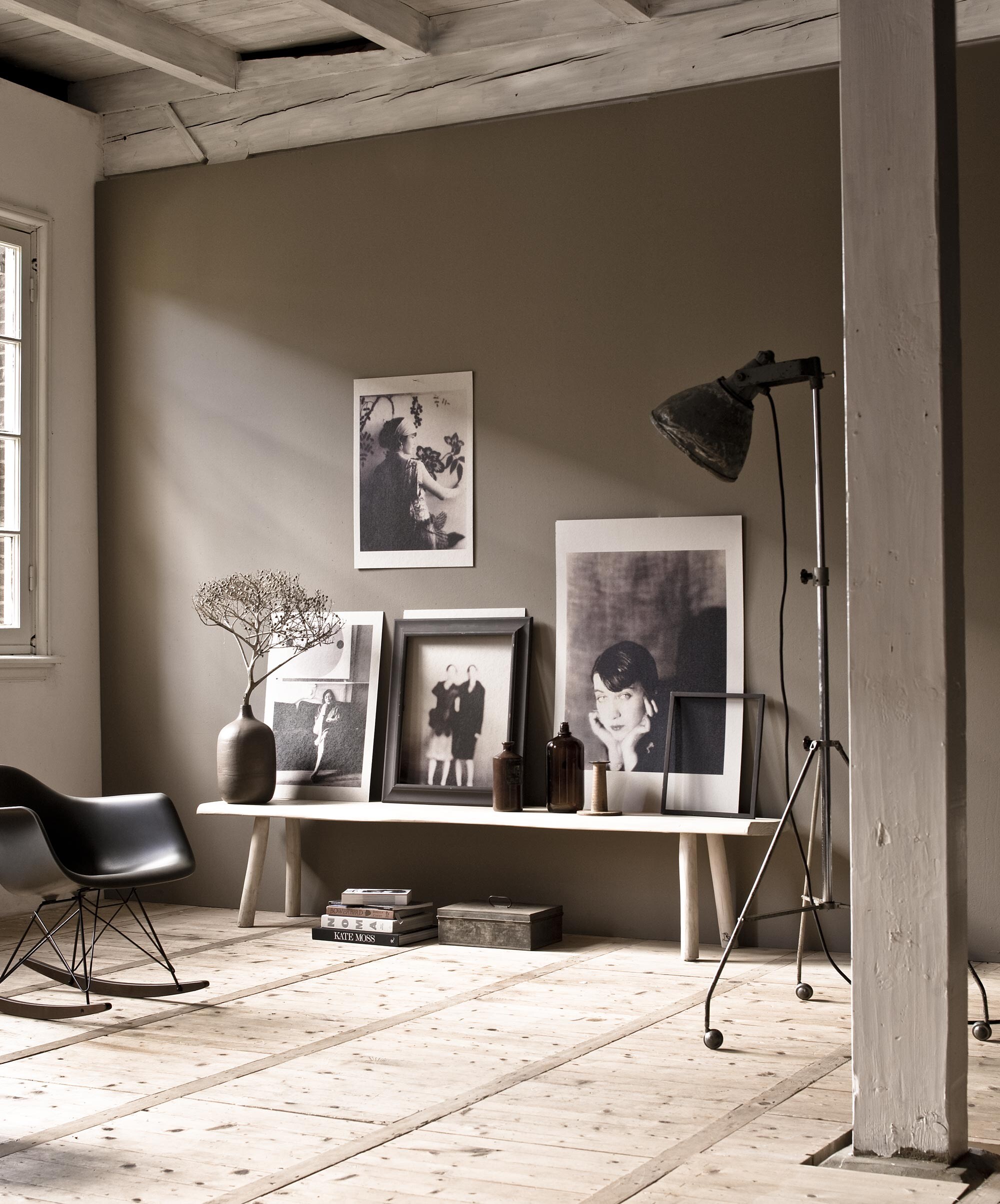 Foto’s verzameld op Pinterest en geprint op karton (). Boek New Dutch Photography Talent 2013 (). Boek Kate Moss (). Houten bank, Eames schommelstoel RAR (). Grote vaas links, klosje, metalen geldkist (). Lamp, bruine fles van aardewerk, glazen fles (). Lijsten (Kringloopwinkel). Muurverf Silt nr. 40 Absolute Matt Emulsion van The Little Greene ().