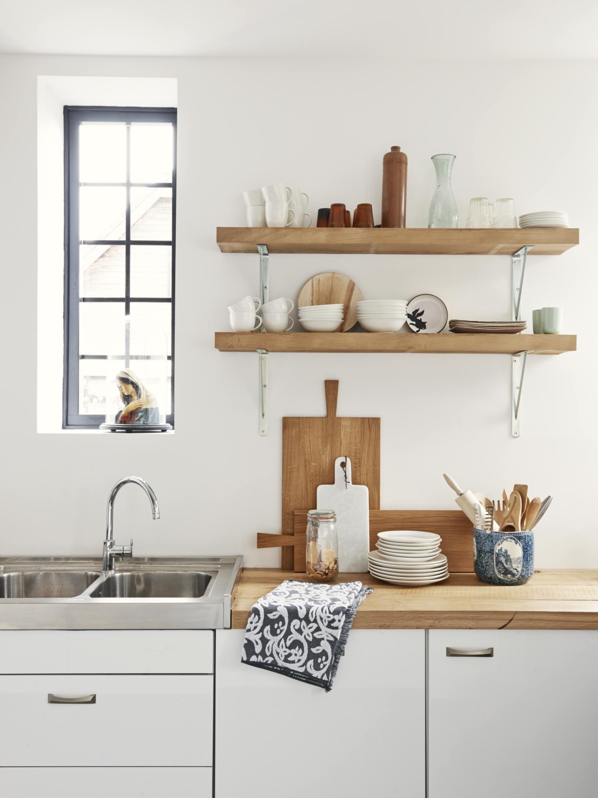 witte keuken met houten accenten
