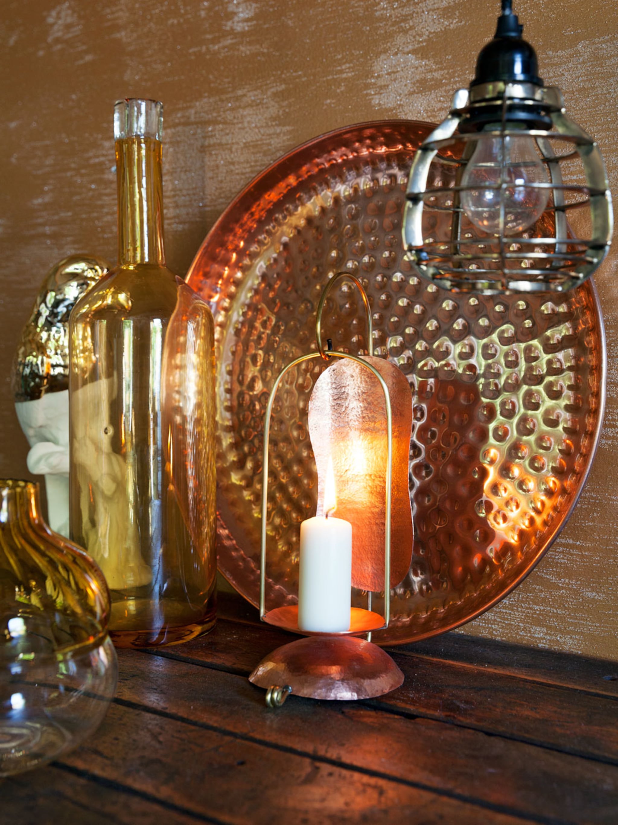 koperen woonaccessoires tussen dienblad en vaas