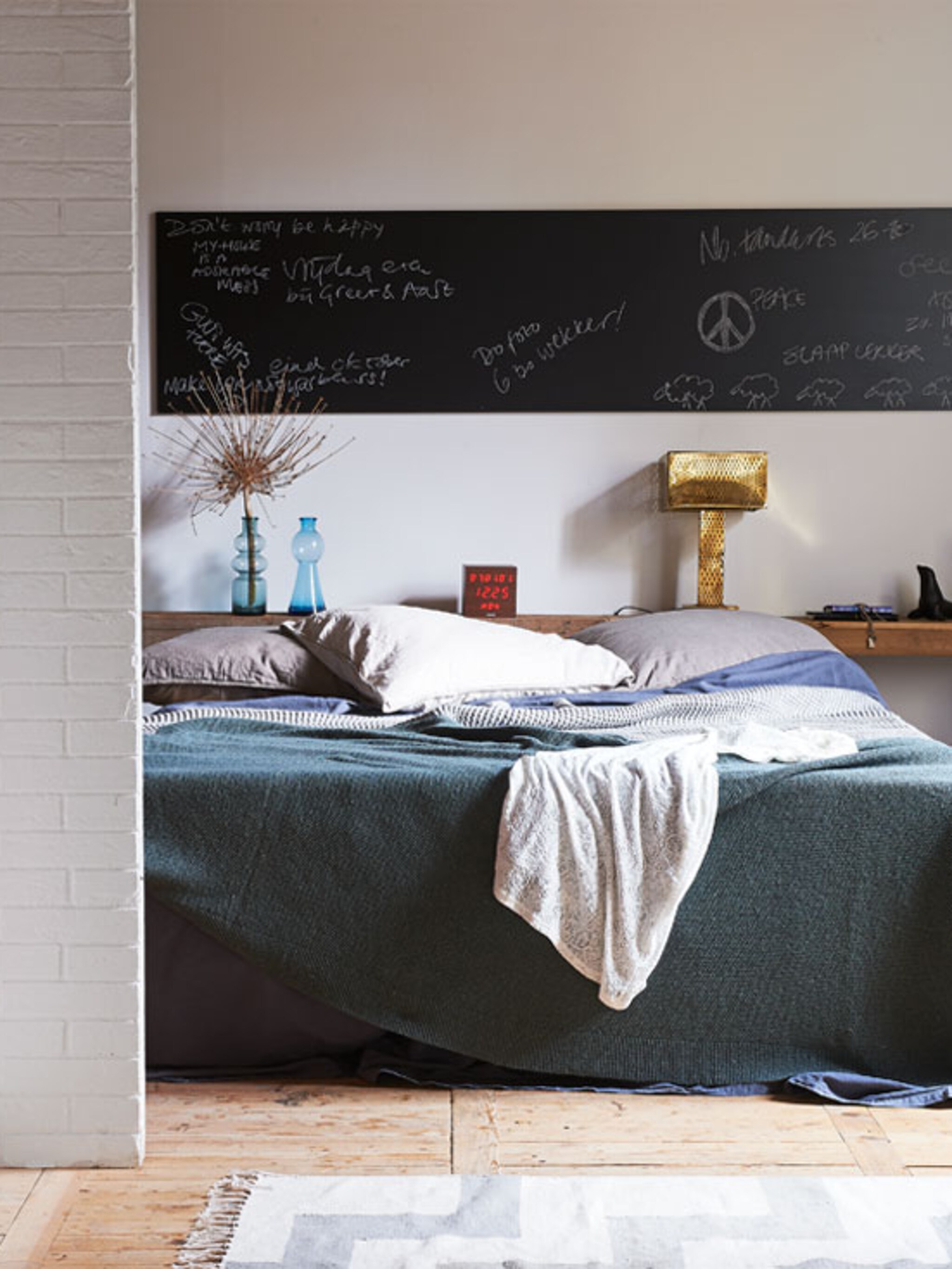 lange houten plank achter het bed