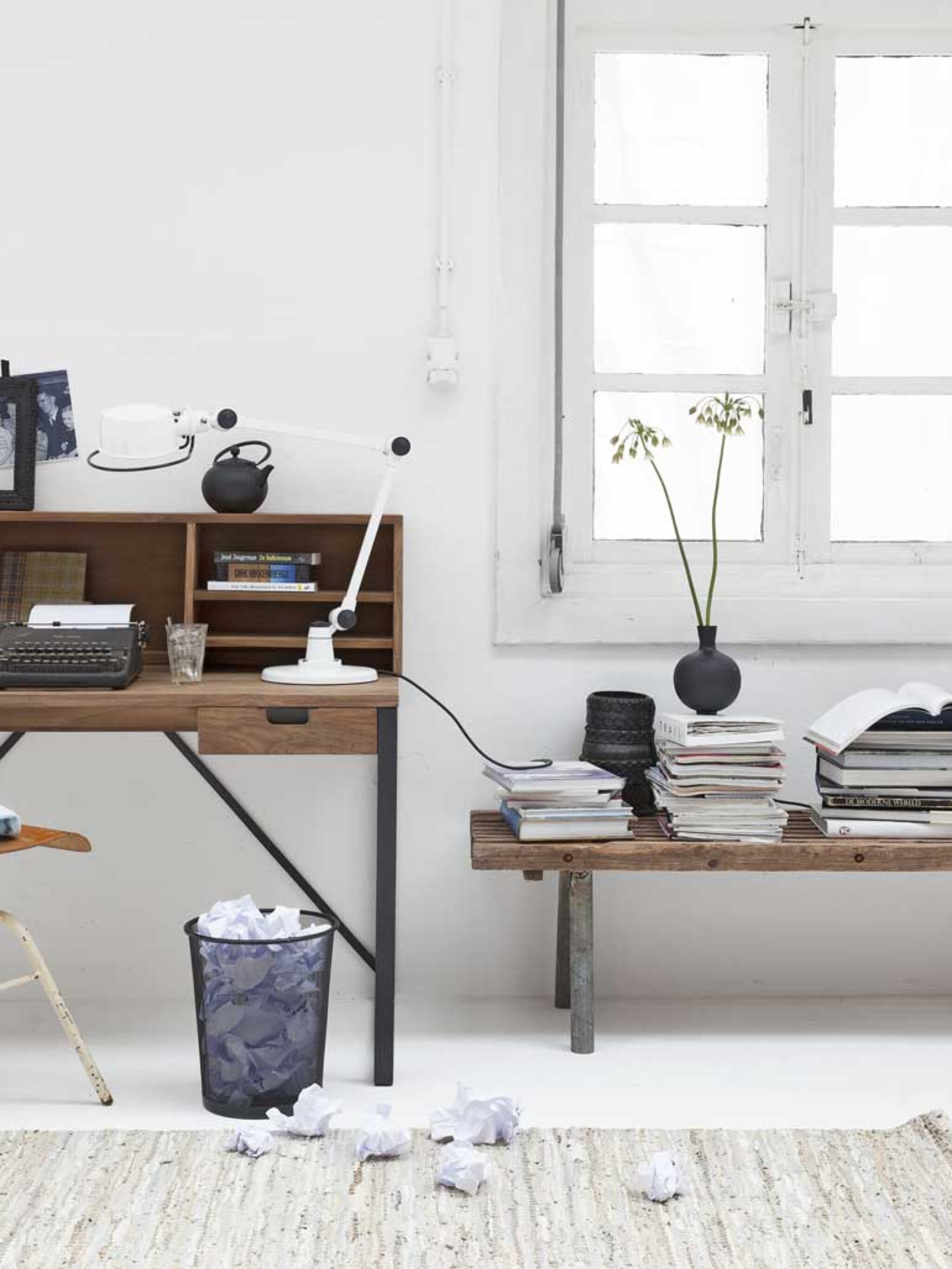 mooi klassiek bureau in een modern interieur