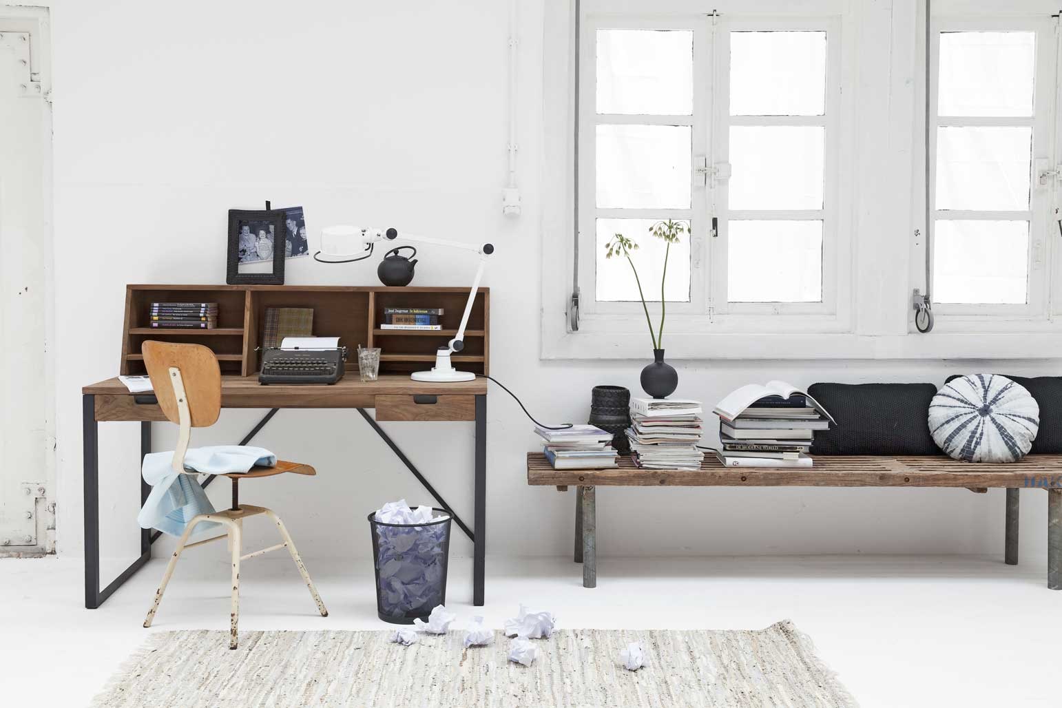 beeld vtwonen secretaire-schrijftafel-schrijfkast-typemachine-stoel-flexplek-bank