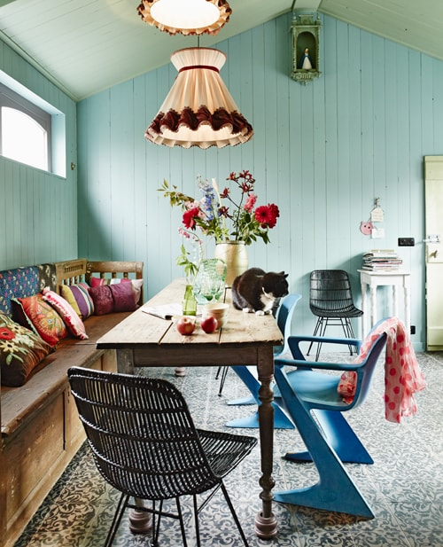 beeld vtwonen bohemien-stijl-vtwonen-mint-kleurrijk-prints-hout-stoelen-tafel