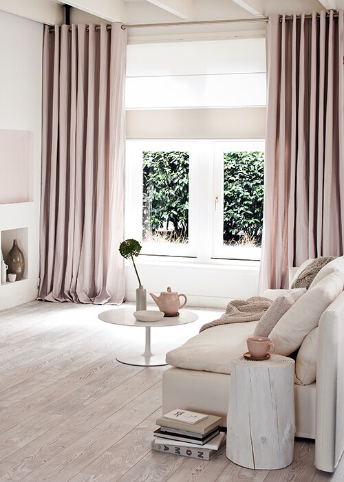 beeld vtwonen huis-luchten-voor-bezichtiging-frisse-kleuren-wit-pastel-roze-ecru-gordijnen