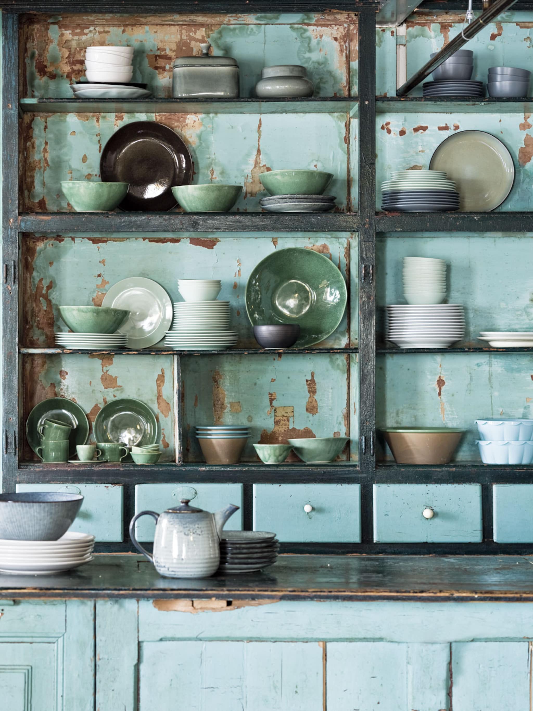 show je servies in een open servieskast