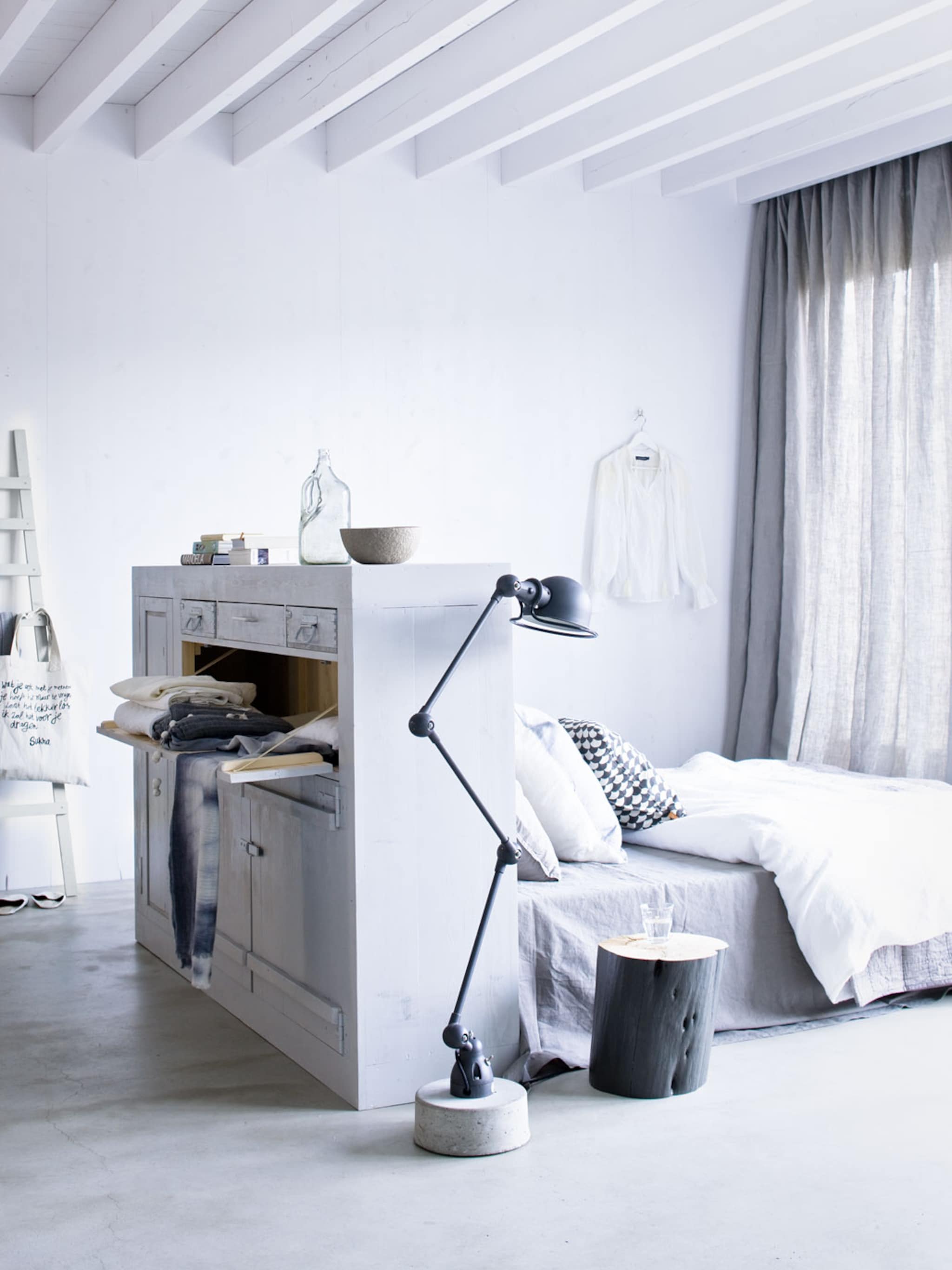 kast als hoofdeinde tegen het bed