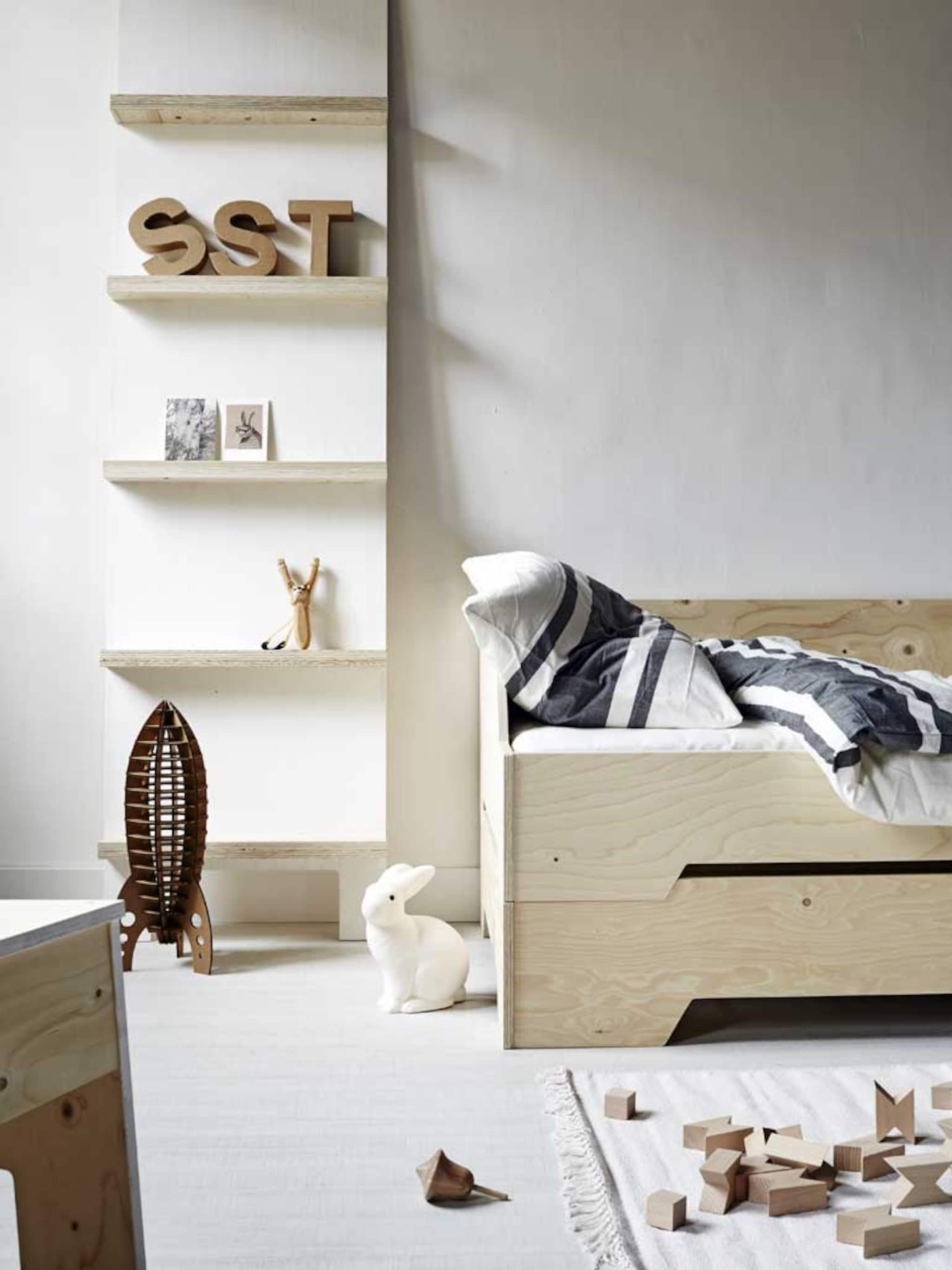 naturel slaapkamer met houten kinderbed