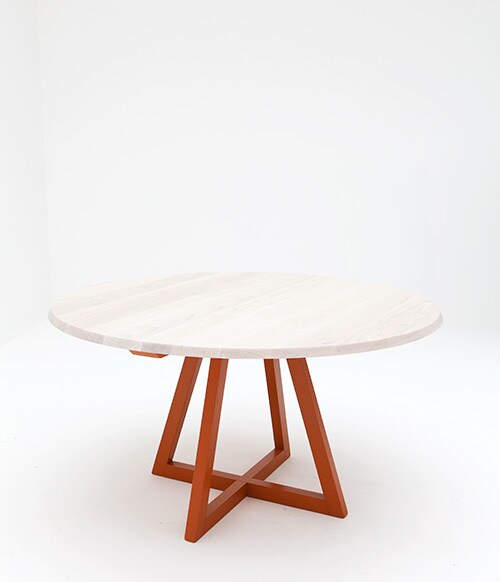 beeld vtwonen verkoopstyling-witte-rond-tafel-ruimte-groter-houten-poten