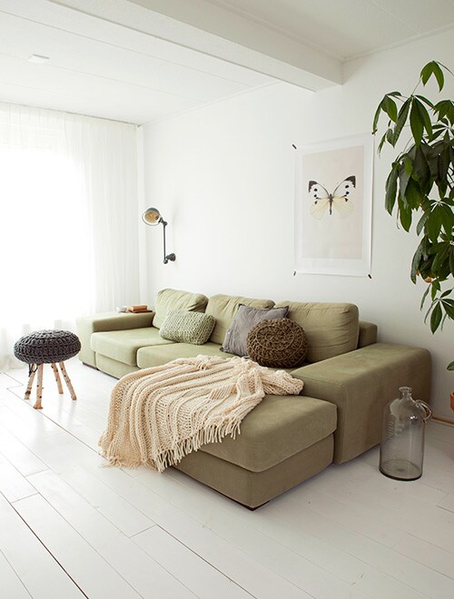 beeld vtwonen verkoopstyling-ruimte-grote-leefbank-groen-gebreid-accessoires-vlinder-kruk