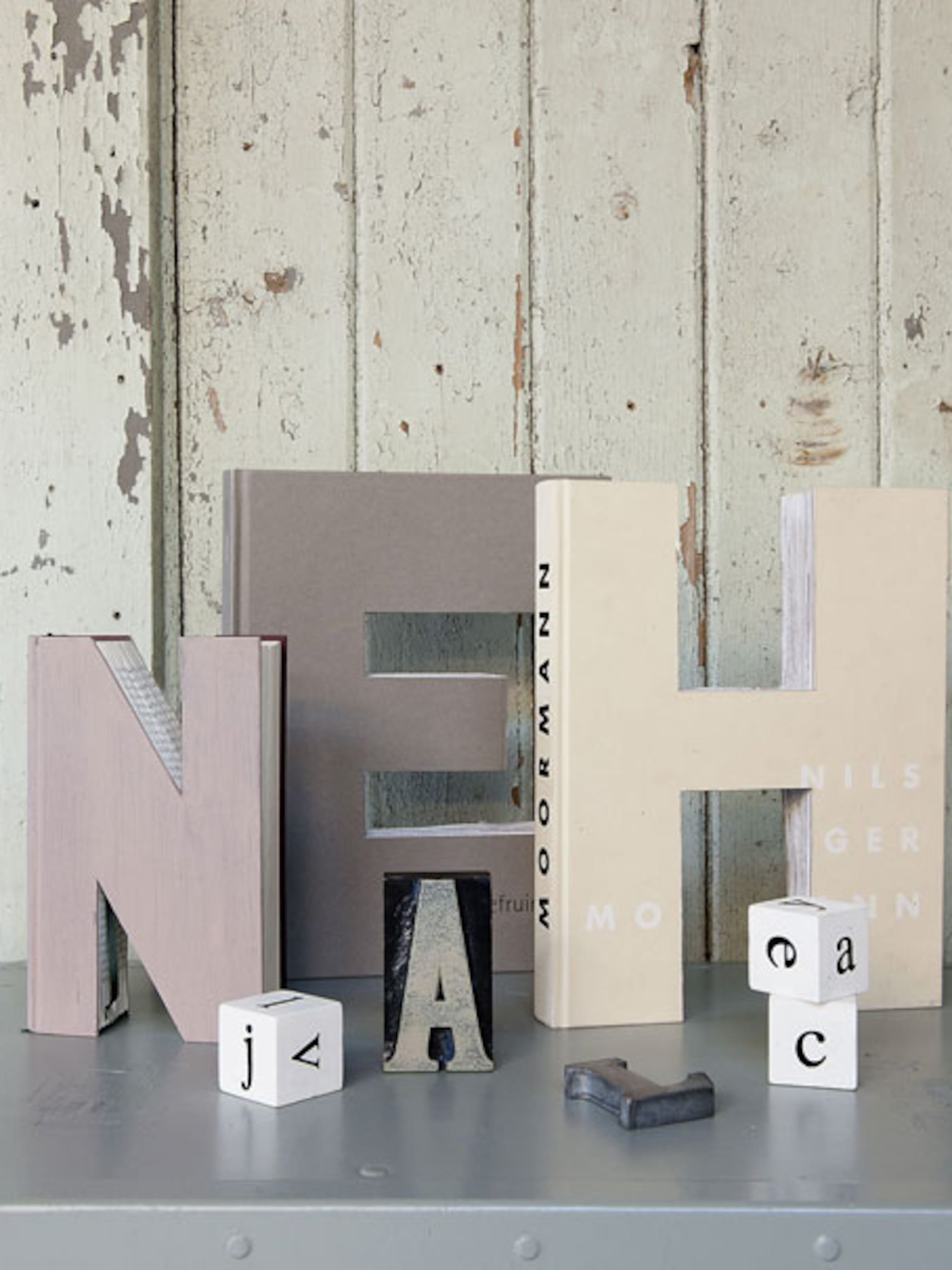 letterpret met letters in huis