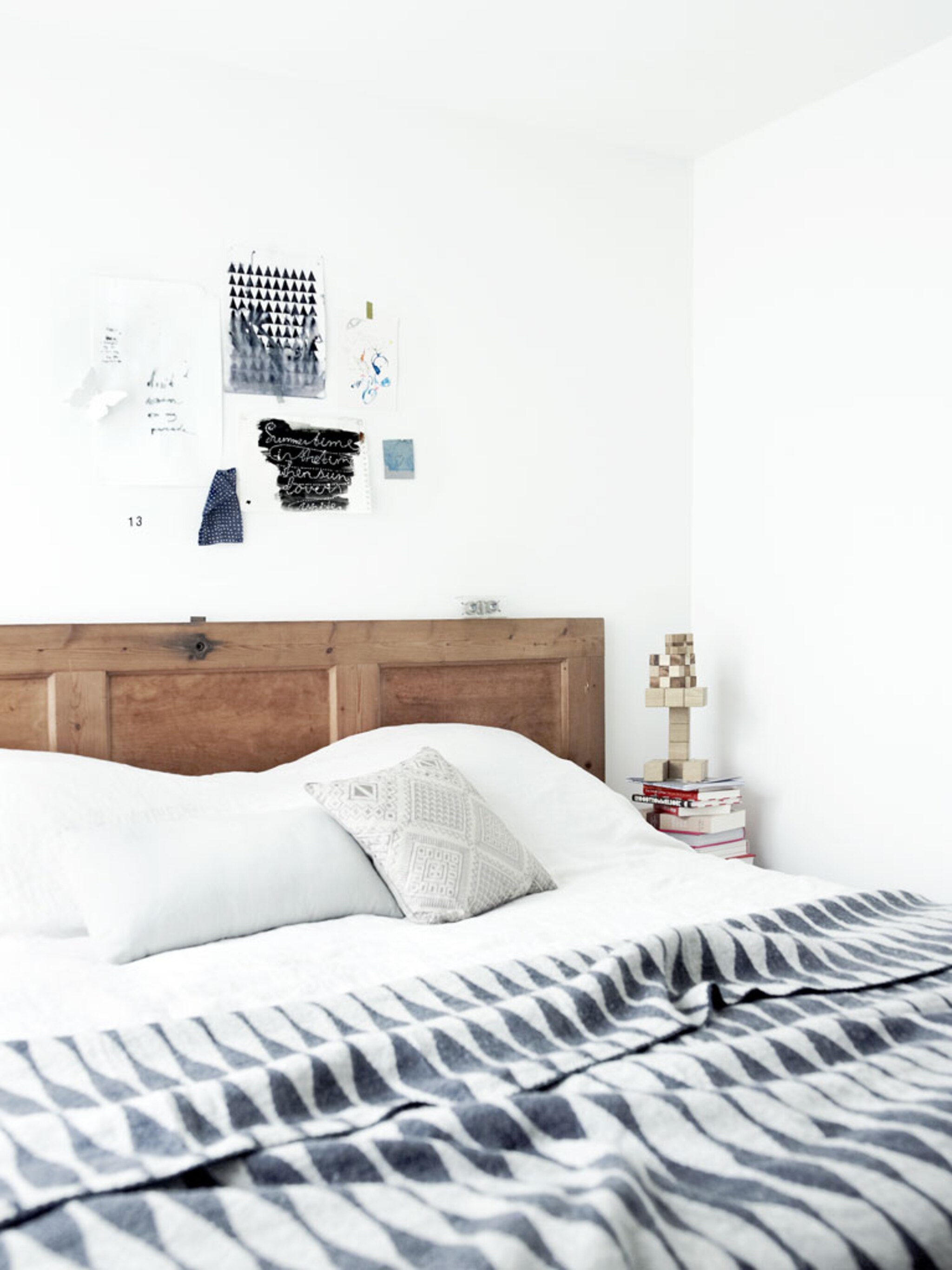 oude deur als hoofdeinde bij het bed