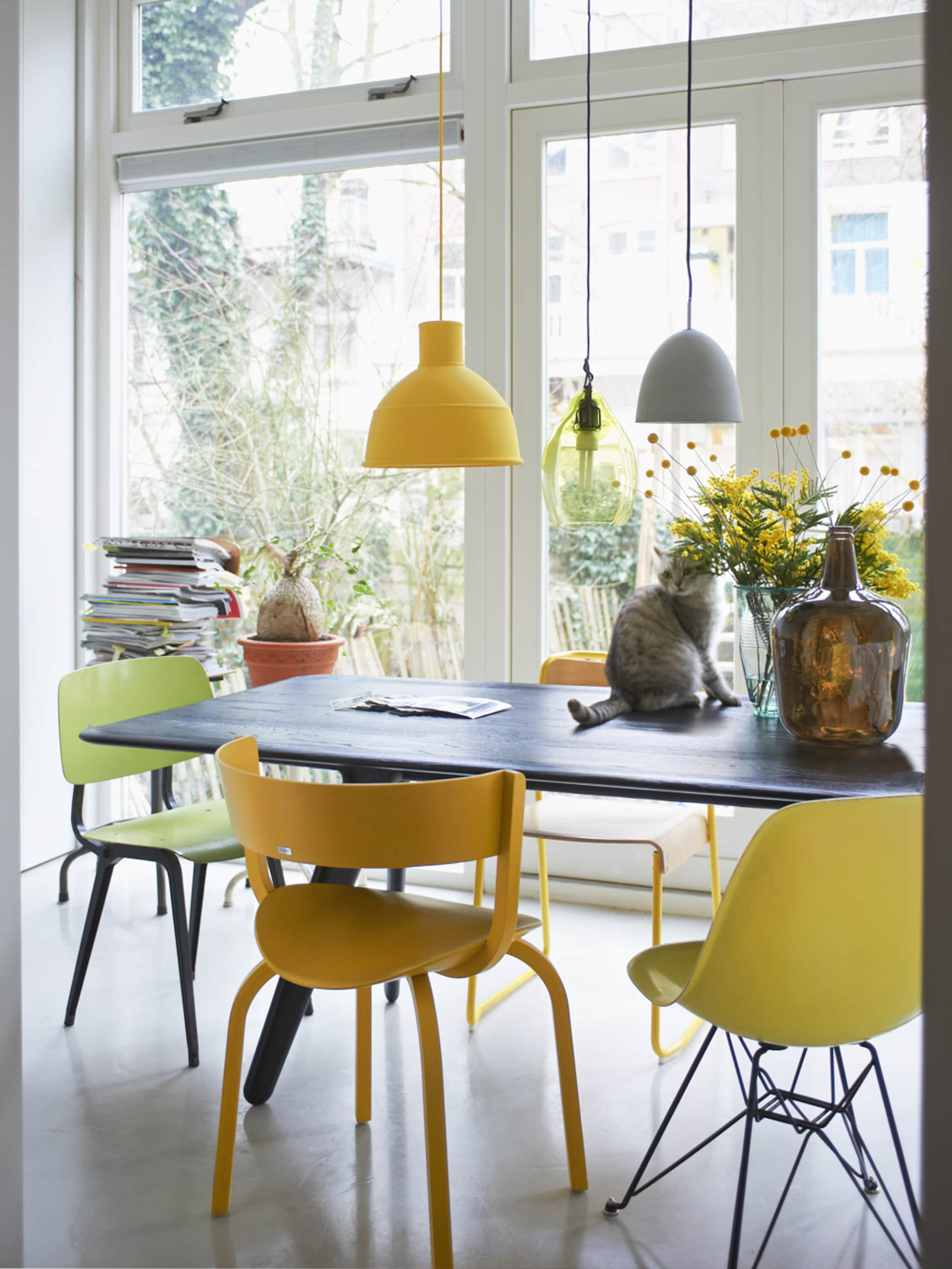 eettafel met gele stoelen