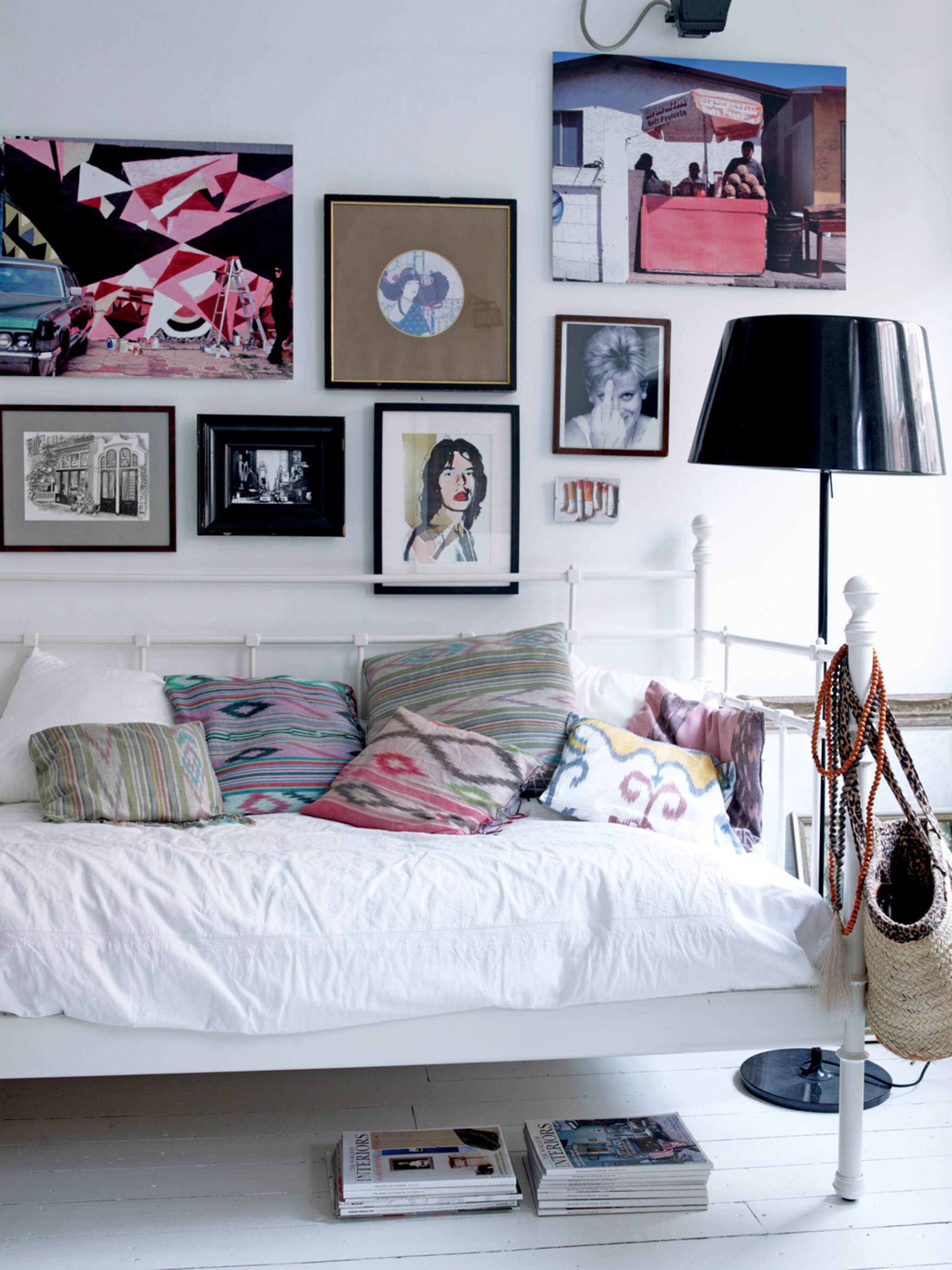 bedbank vol met kussens