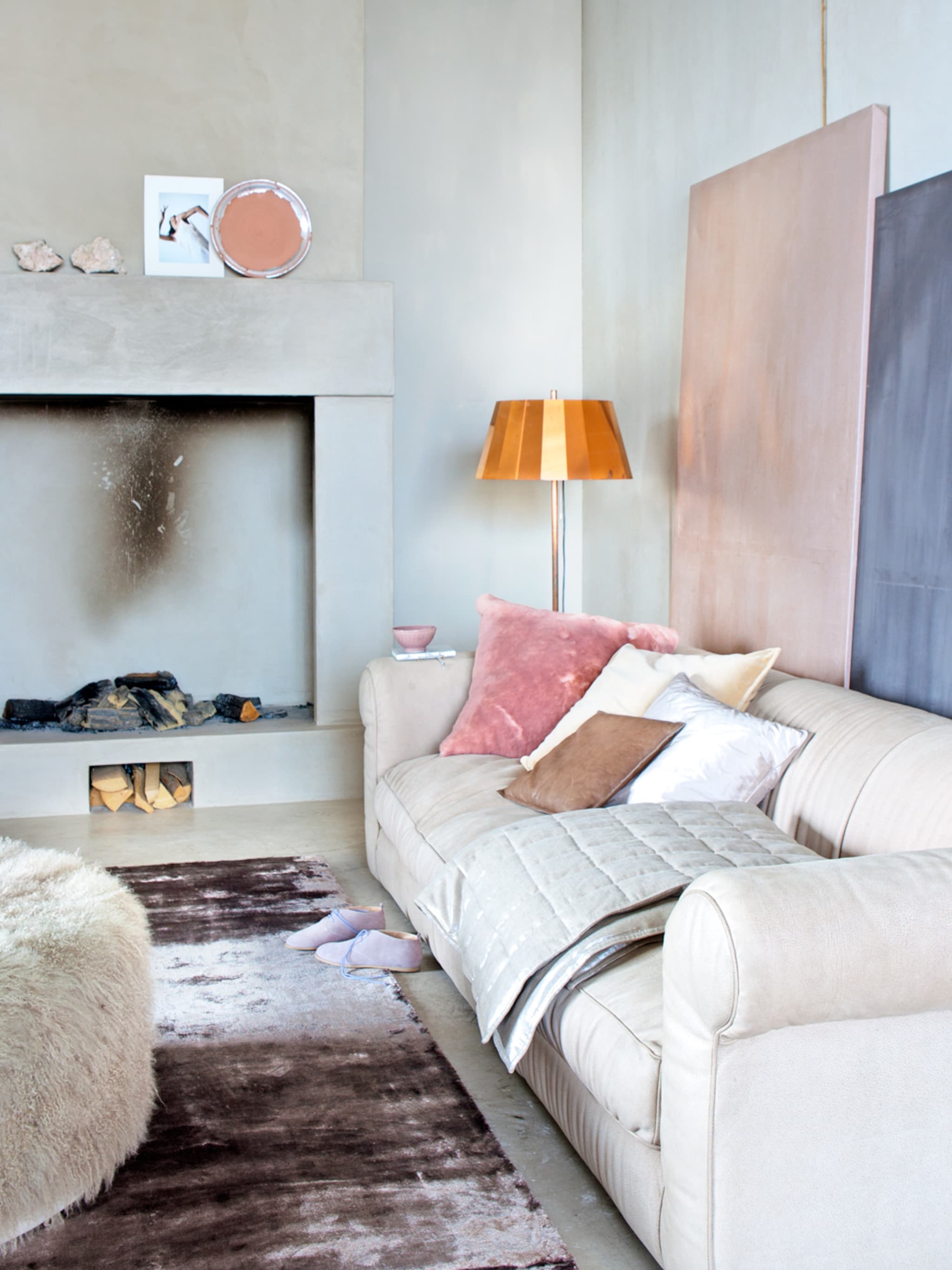 een spannende combinatie met een beige bank