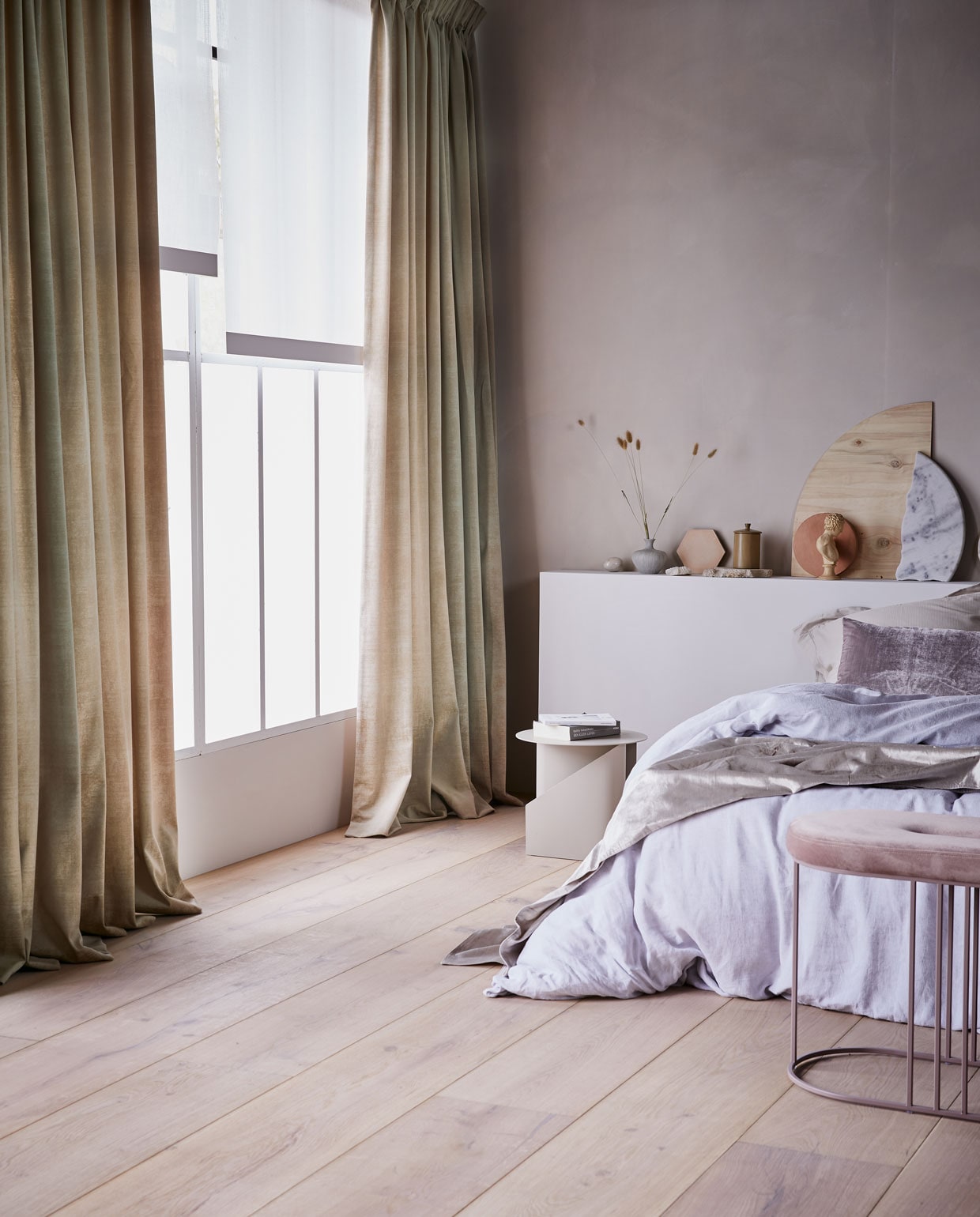 Lichte slaapkamer inspiratie met beige gordijnen, een beton look muur en houten vloer vtwonen 2019