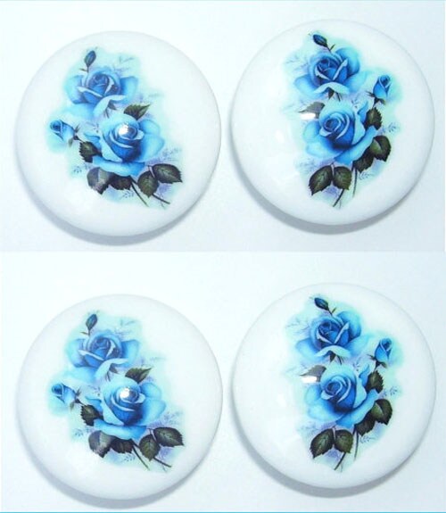 beeld vtwonen blauw houten deurknopjes met blauwe bloemen patrina's place