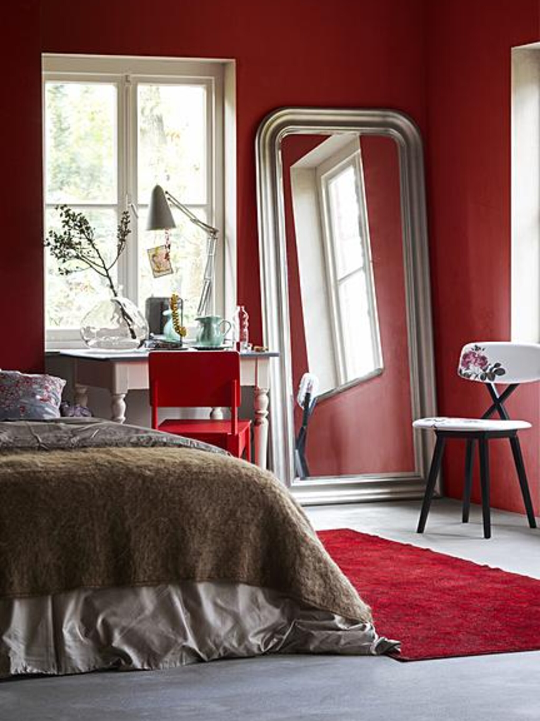 rode slaapkamer met kaptafel en grote spiegel