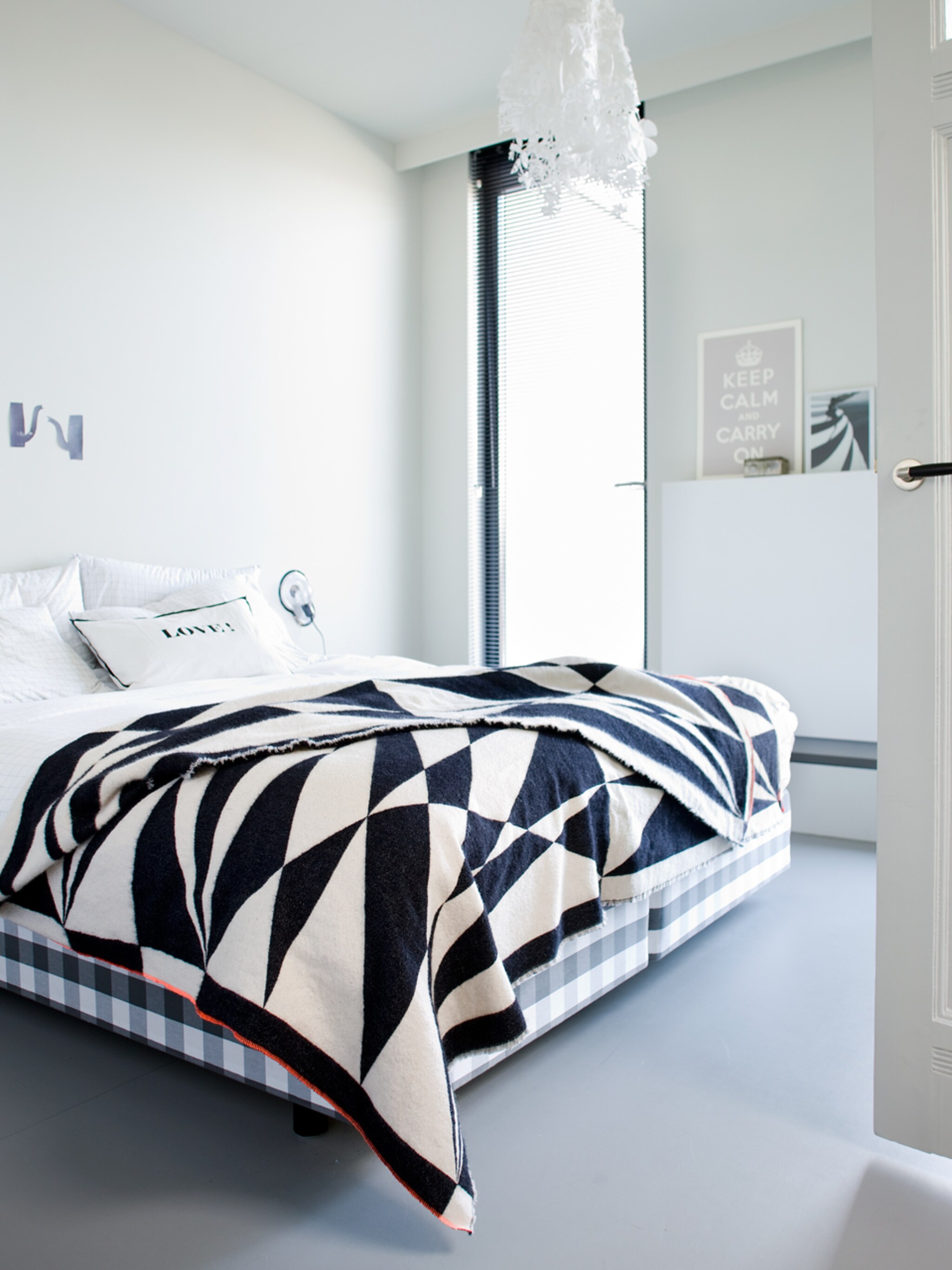 slaapkamer met zwart wit plaid