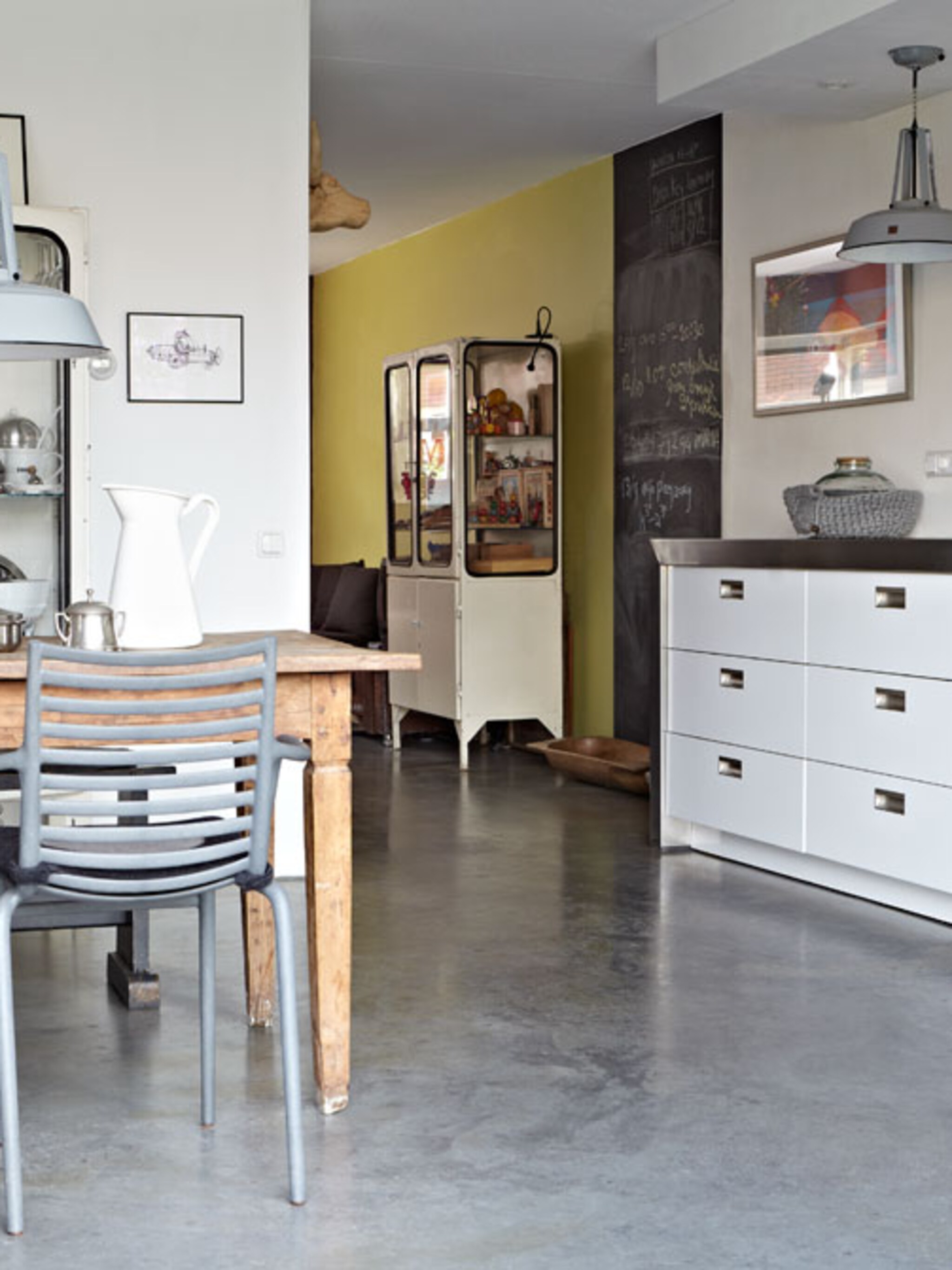 stoere keuken met rvs aanrechtblad