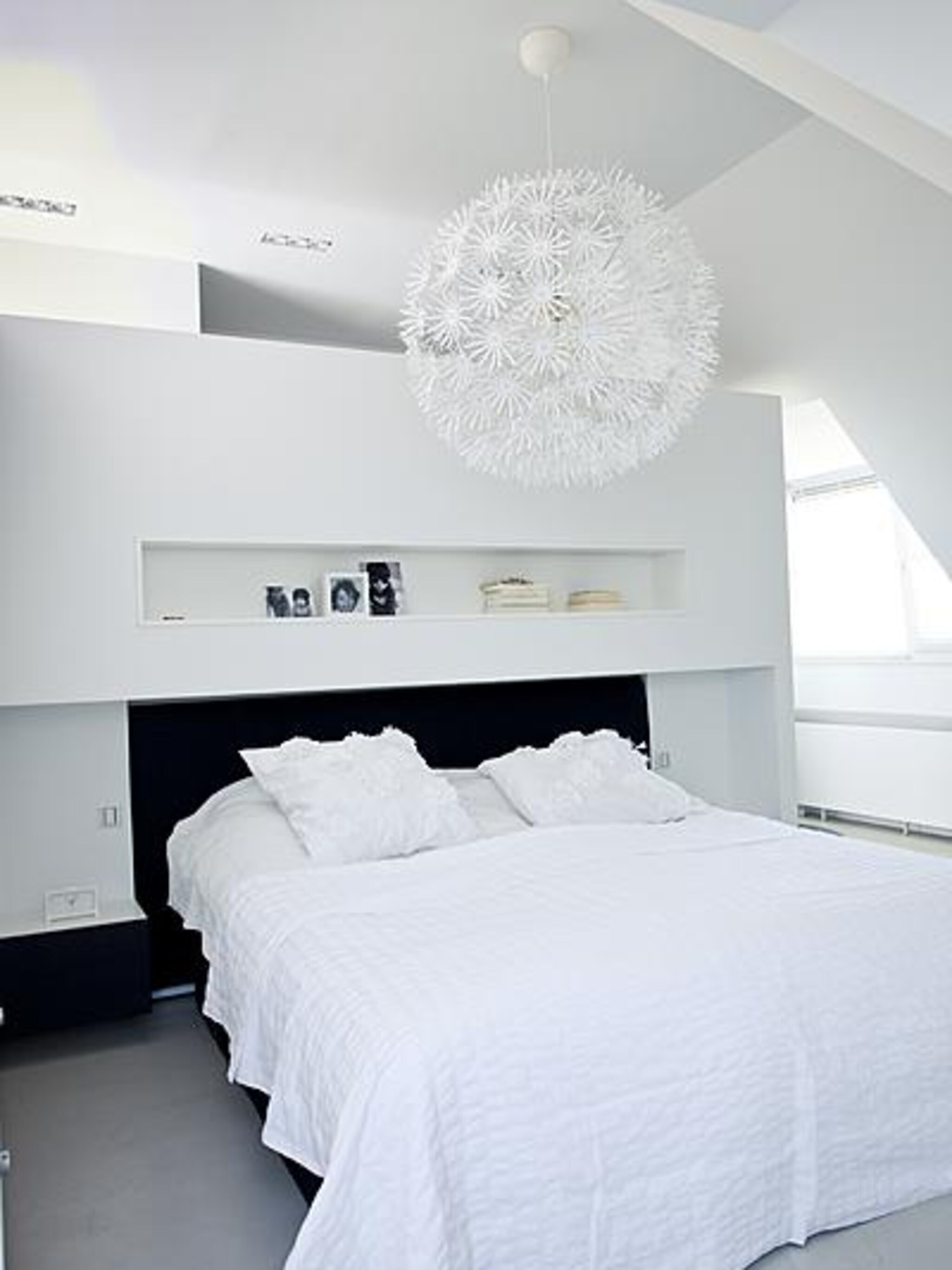 nis achter het bed