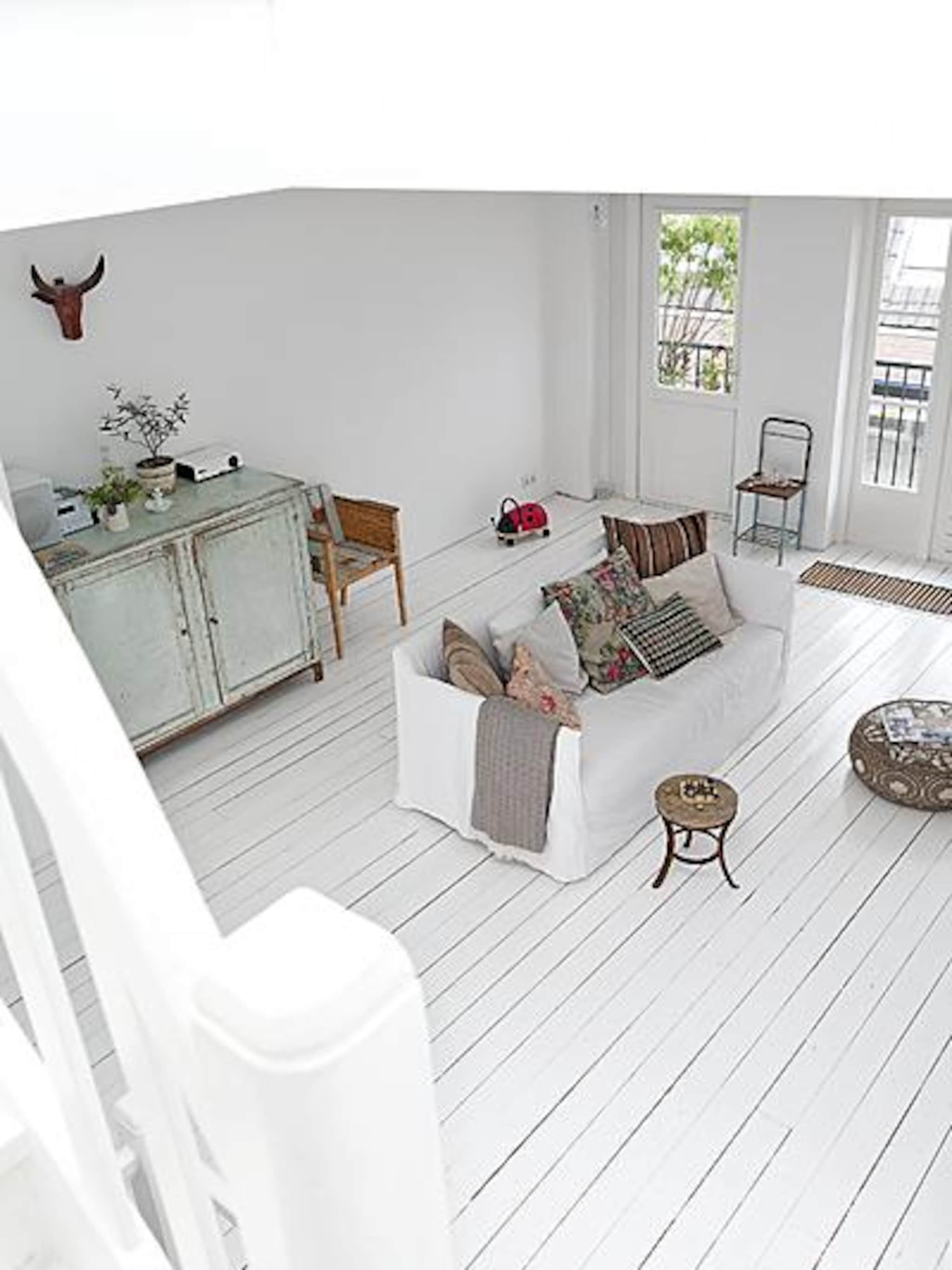 witte woonkamer met brocante vondsten