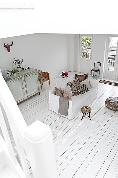 beeld vtwonen Een witte basis zorgt voor eenvoud en rust. De witte grond is het ideale decor voor al je brocantevondsten. Doordat de basis zo clean is, kun je op de bank naar hartelust combineren met diverse prints en kleuren.