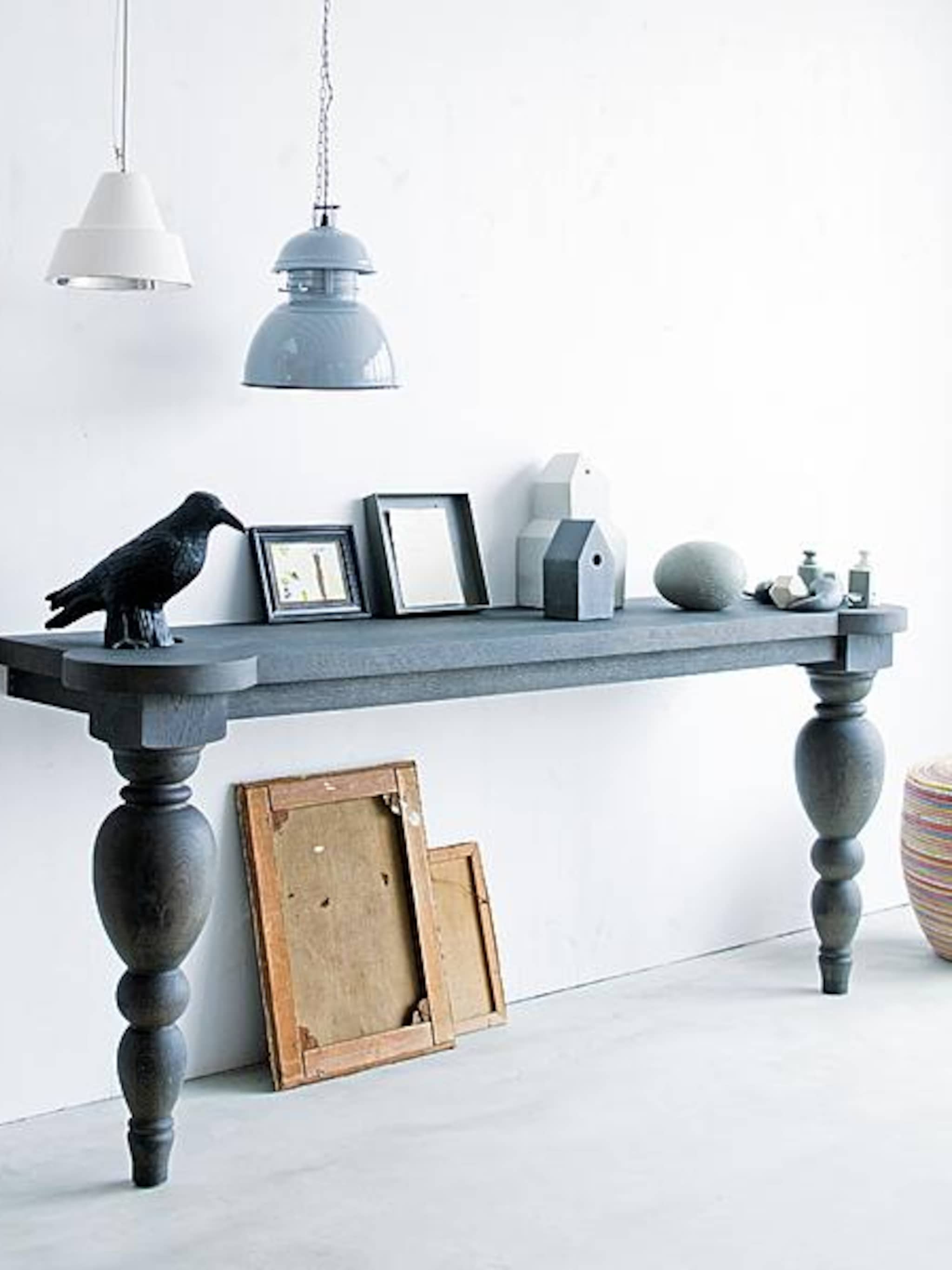 grijze sidetable met bolle poten