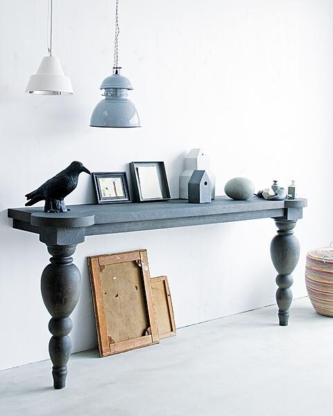 beeld vtwonen Klassiek idee, moderene uitvoering. Subtiel verdwijnt hij in de muur en laat zijn bewonderaar met een elegant stuk tafel achter. Mooi in een industriële ruimte omdat de twee karakters dan leuk botsen. De twee lampen vormen een boeiend duo: de Onverwoestbare en de Breekbare. Het geheim van een mooi uitgestald geheel zit 'm in zorgvuldig gekozen kleuren, variatie in rechte en ronde vormen en de mix van materialen.