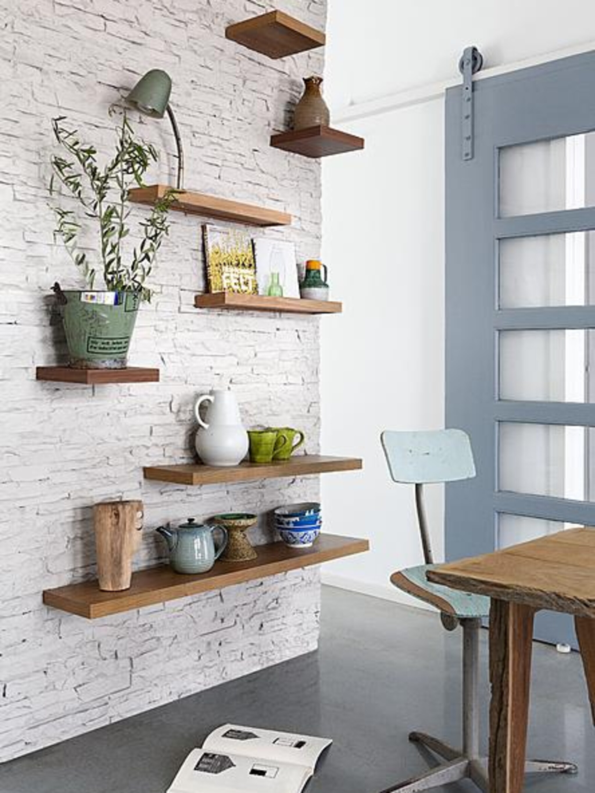 verstrooide houten planken aan de muur