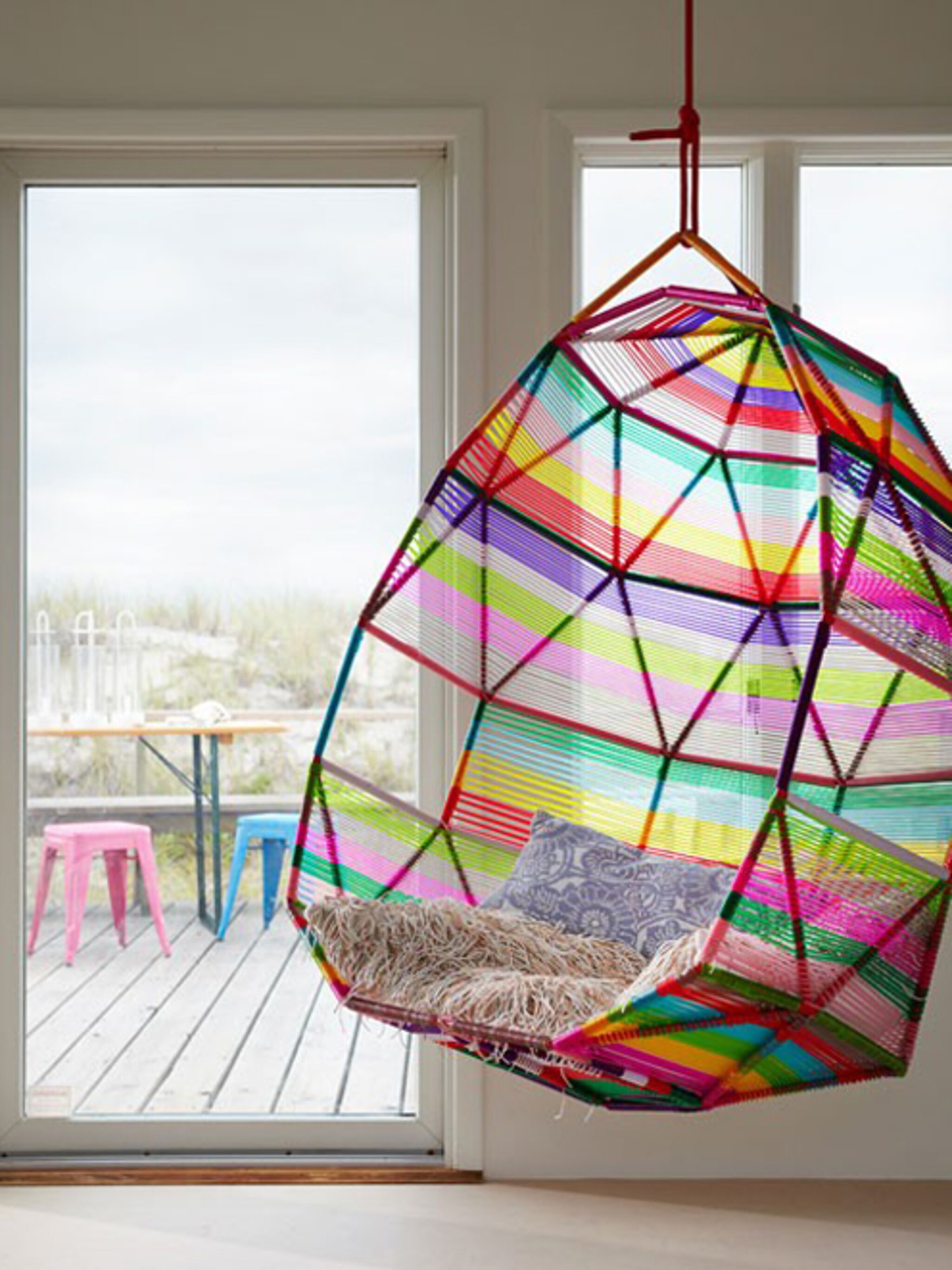 cocoonen in een kleurrijke hangstoel