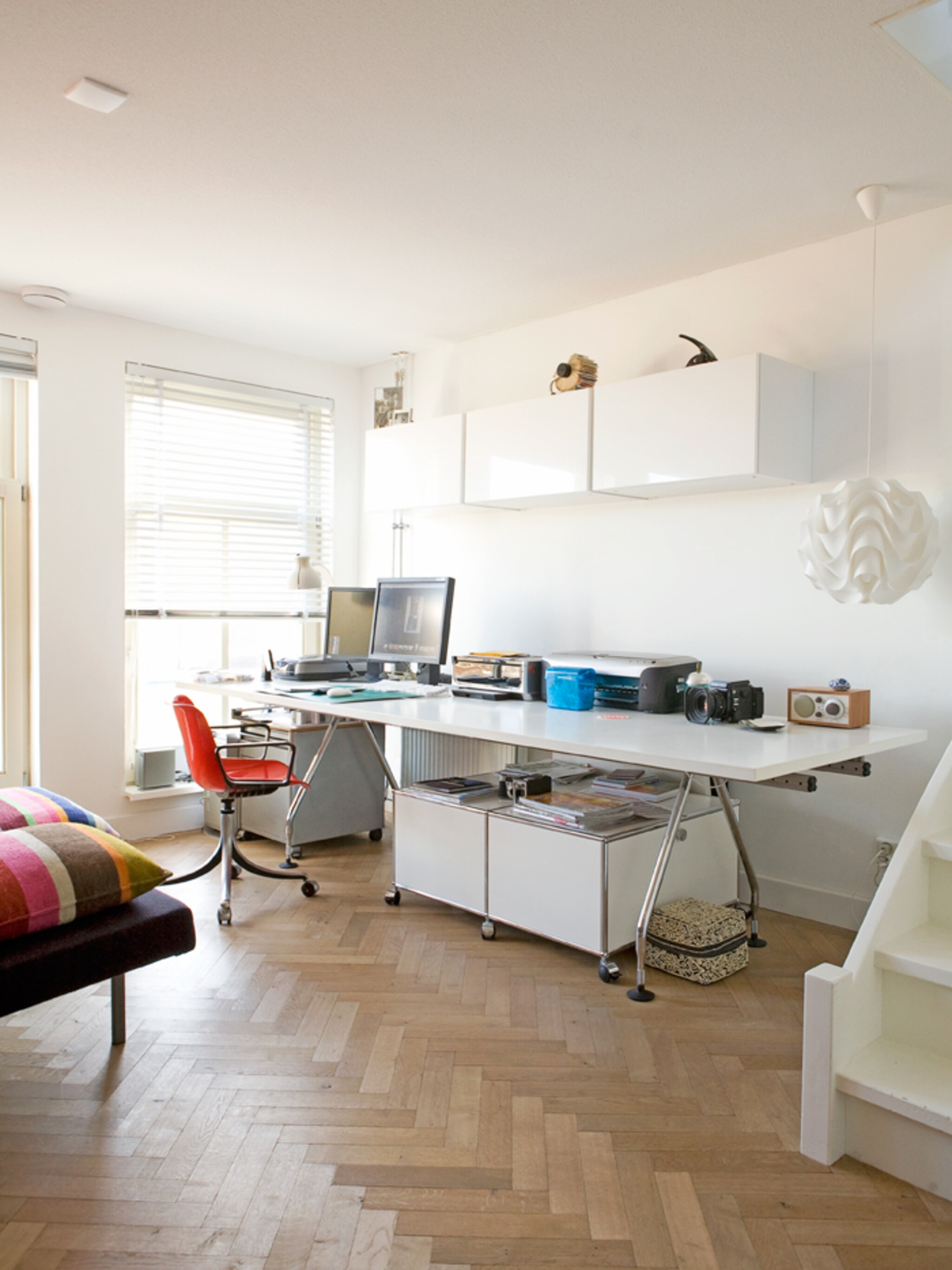 werkkamer met grote meubels