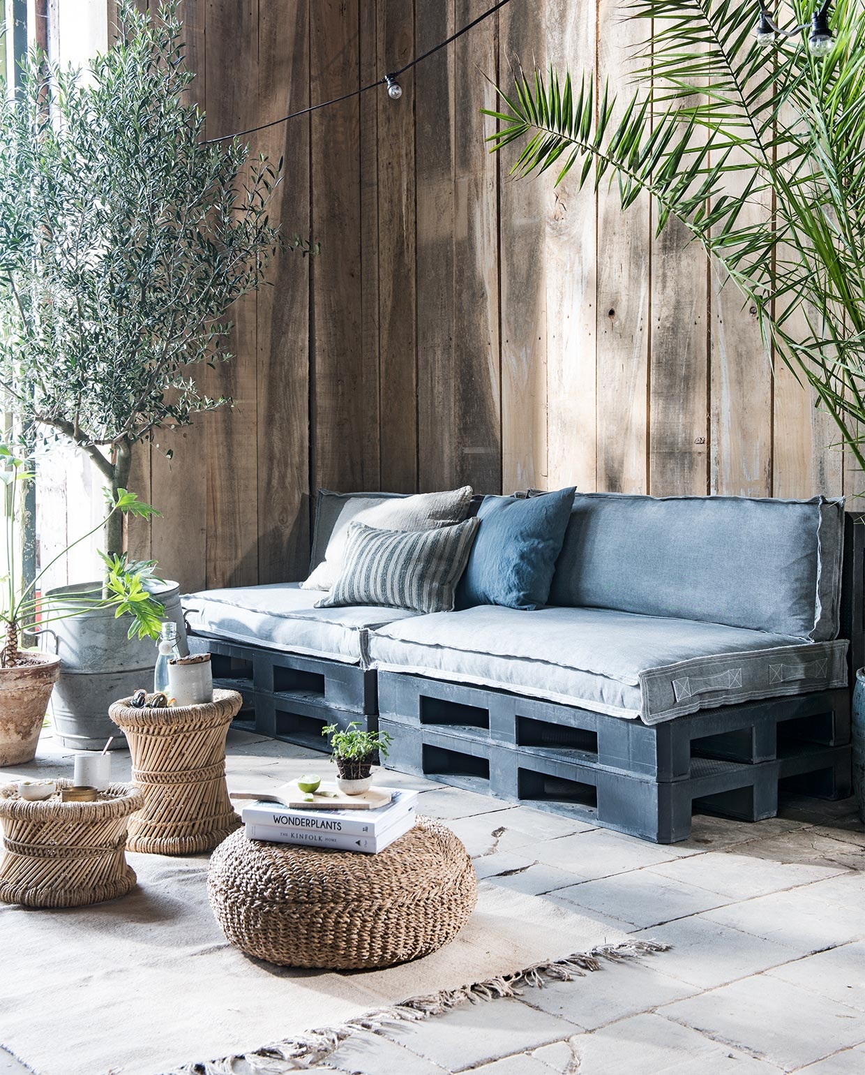 Pallet kussens uit de vtwonen collectie Zitkussen 120x80x13,5 cm (lxbxh), rugkussen 120x40x13,5 cm (lxbxh), set van 2 € 129,95. M.m.v. Raw Materials (zinken potten, linnen blauwgrijs kussen, rieten stoel, wit bontkleed, kruk), Loods 5 (rieten poef, rieten tafeltjes, gestreept kussen, vaas), Restored (aardewerken kopje, schaaltje, pot), Sissy-Boy Homeland (goudkleurig schaaltje), Ikea (flesje), De Weldaad (kussen links, witte draadstoel binnen, juten vloerkleed), www.vtwonen.nl (verlichting). vtwonen 04-2017 | styling Kim van Rossenberg  | fotografie Louis Lemaire | productie Inge Stekee
