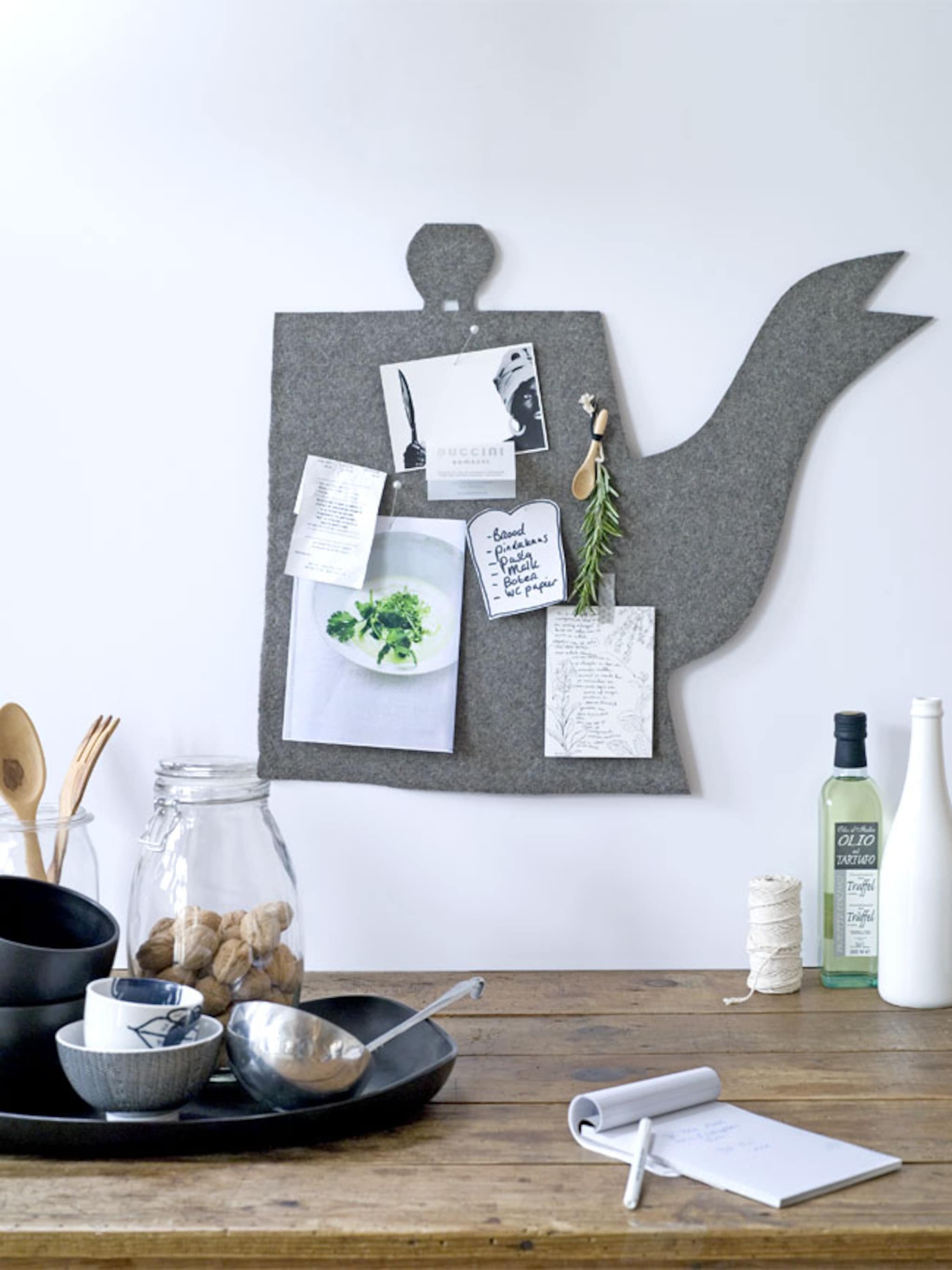 een vilten prikbord vermomd als theepot