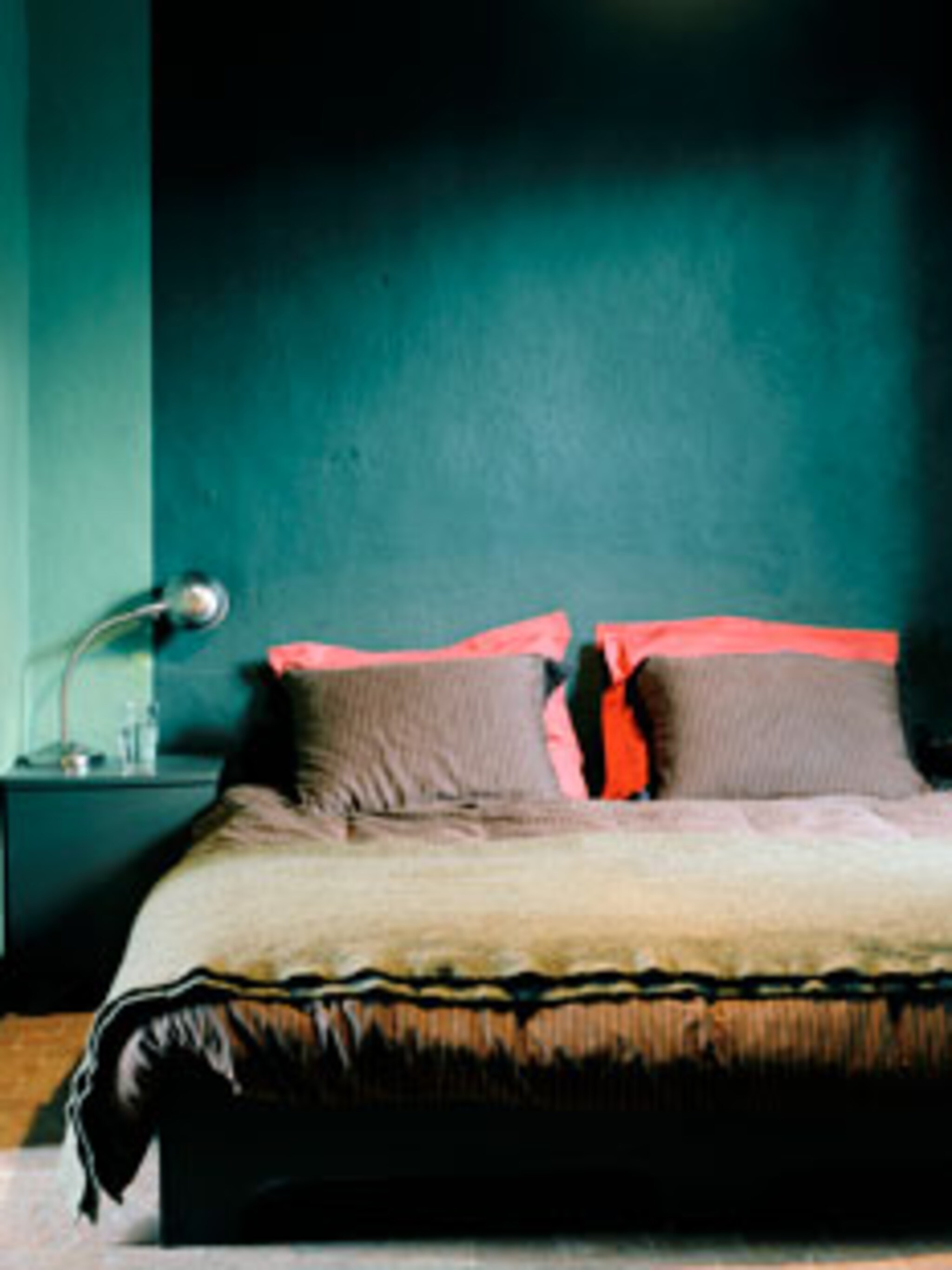 verzadigde kleuren in donkere slaapkamer
