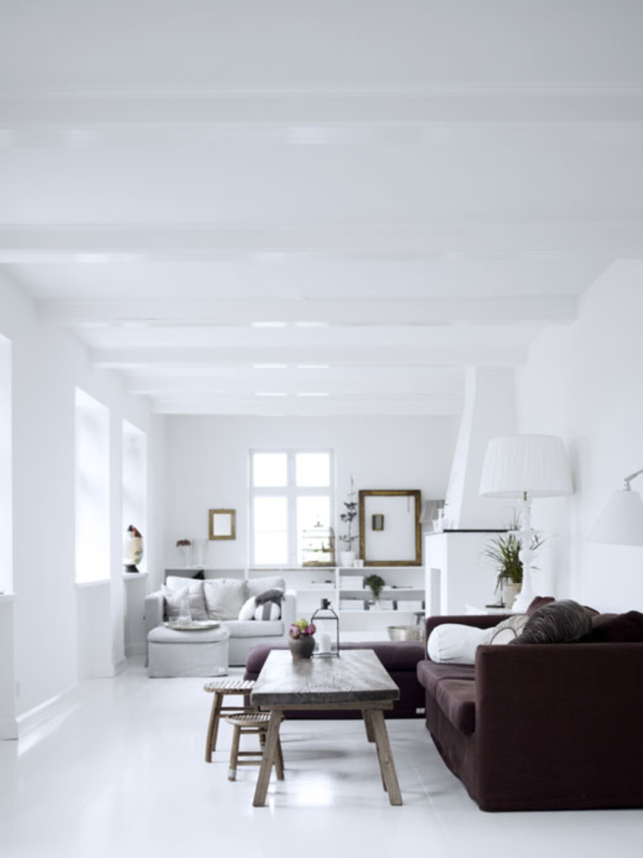 witte woonkamer met aardetinten