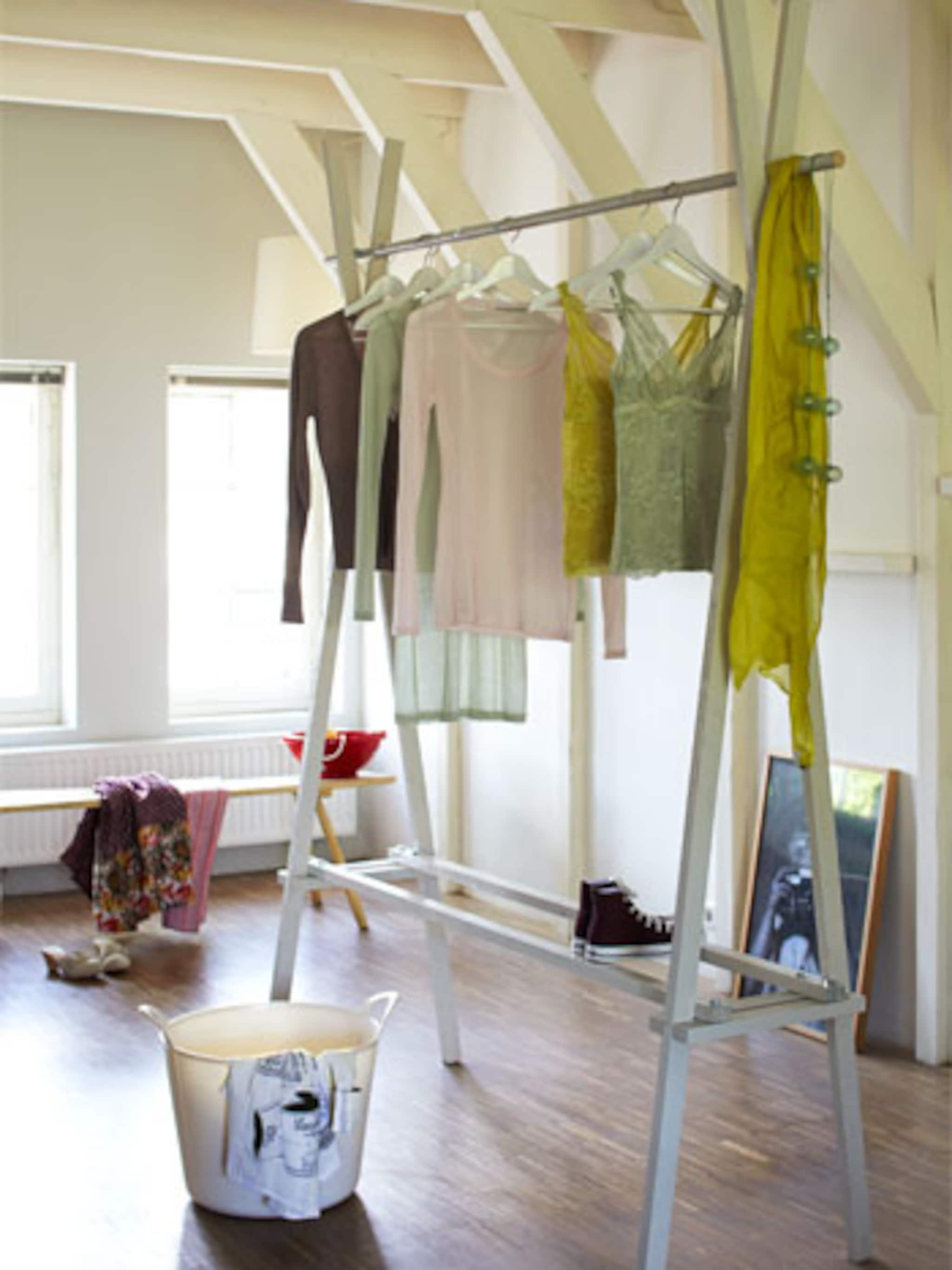 geef je oude bezemsteel een make over tot kledingrek