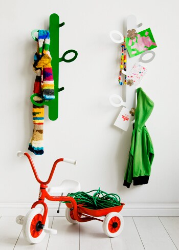 beeld vtwonen Deze metalen boom is magnetisch en behalve geschikt als kapstok ook de ideale hangplek voor kaartjes, kattenbellen en tekeningen. Leuk voor in de kinderkamer. De magneetboom is van De Kleine Zebra.