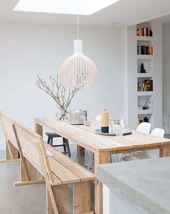beeld vtwonen De lamp Octo is van berkenhout en wordt in Nederland geïmporteerd door TunnelmaDesign. De tafel en bank zijn op maat gemaakt door BeachTrend. Fotografie Jeroen van der Spek.
