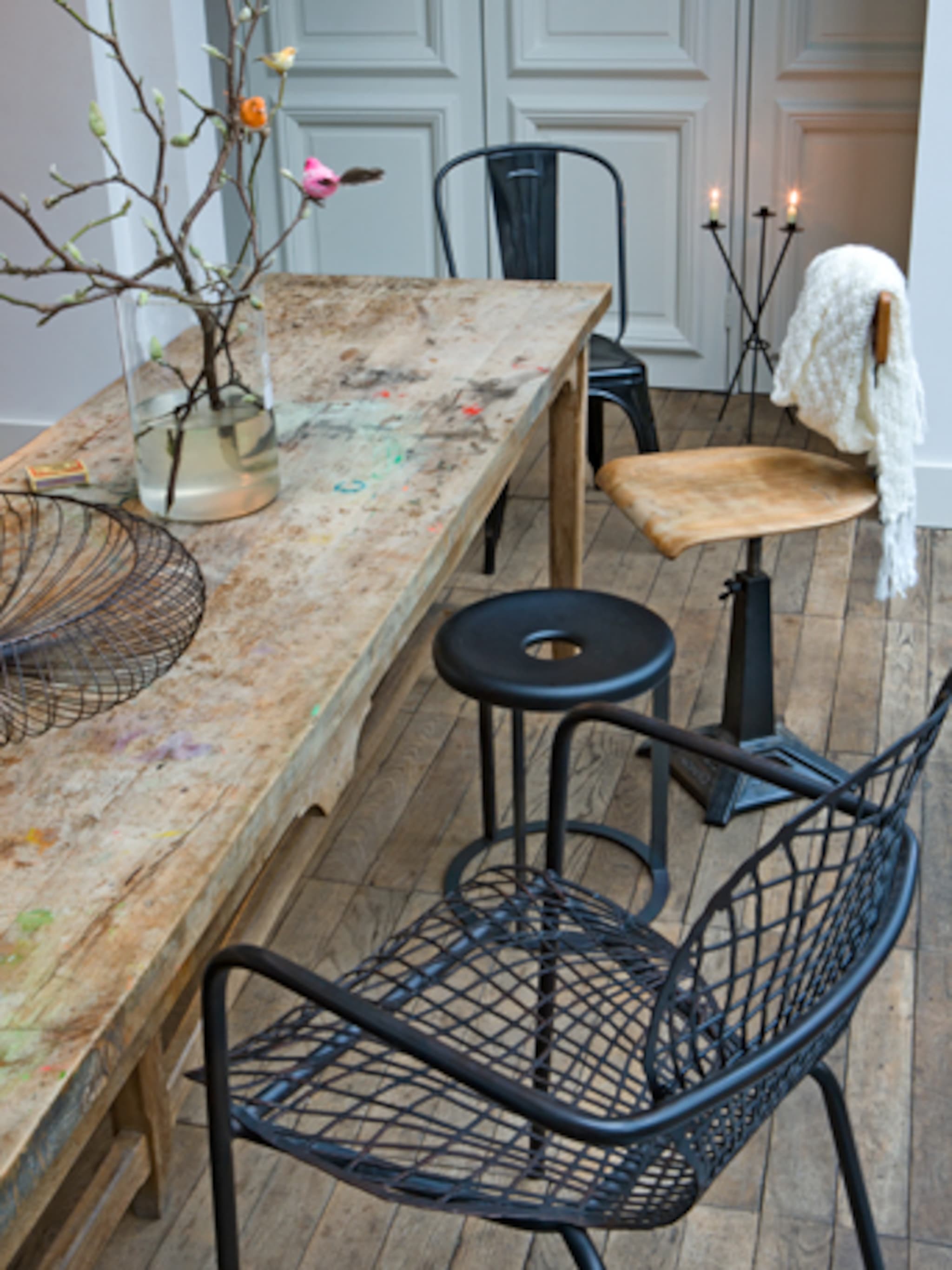 ijzersterk interieur met houten werktafel