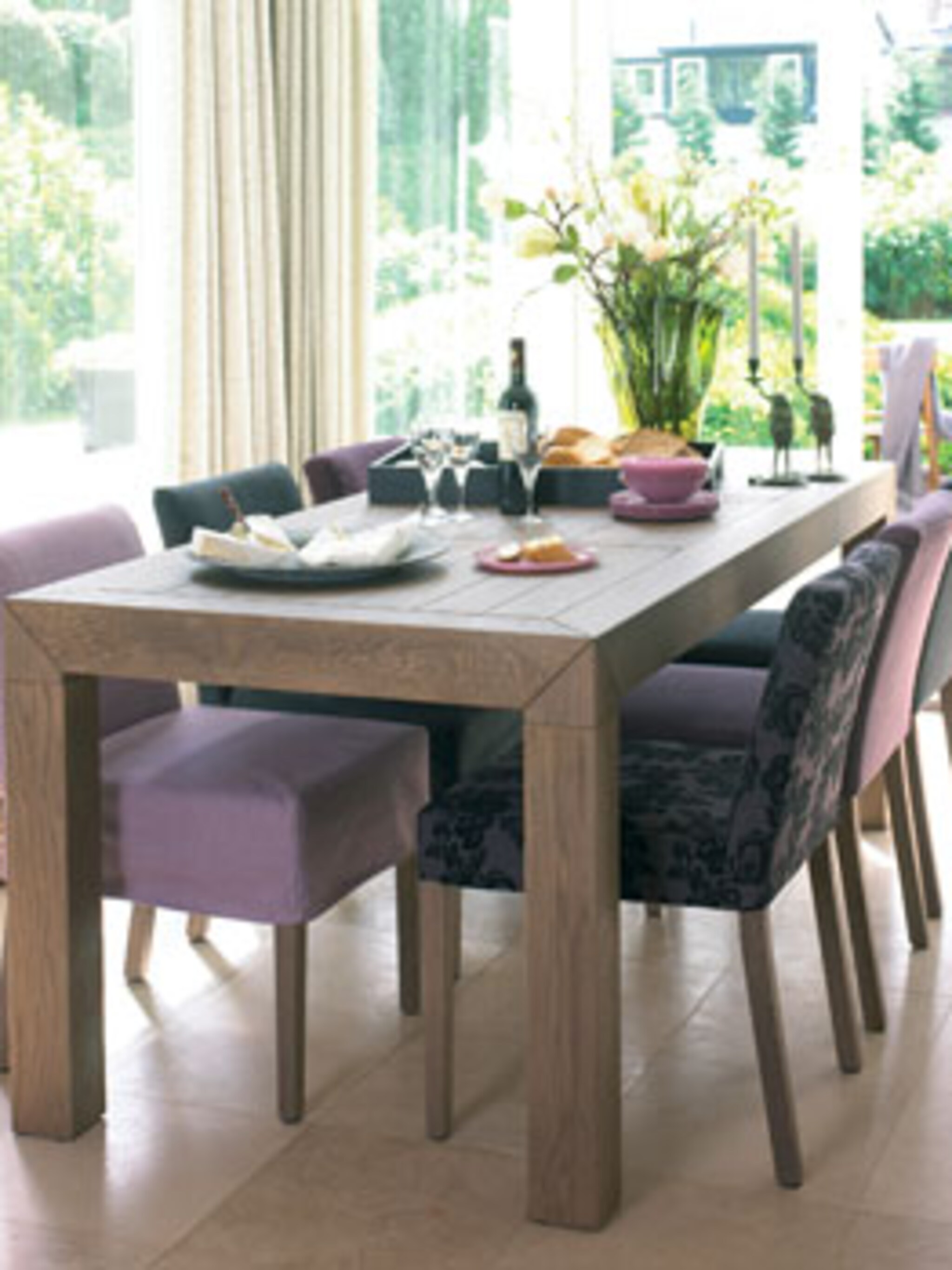 gezellige eetkamer met grote houten eettafel