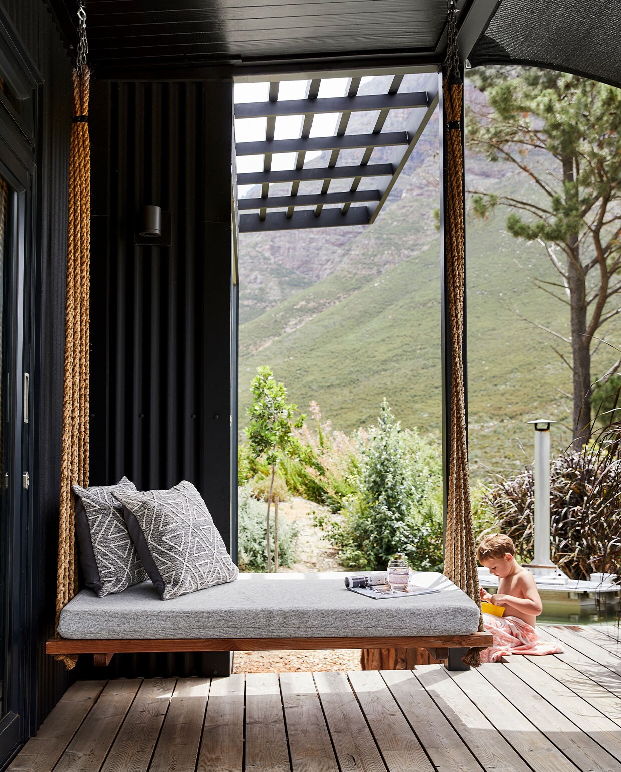 Op maat gemaakt daybed Caneworld. Kussens Oooh Inspired Interior Design. vtwonen special zomerhuizen 07-2021 | productie Sven Alberding/bureaux | fotografie Warren Heath