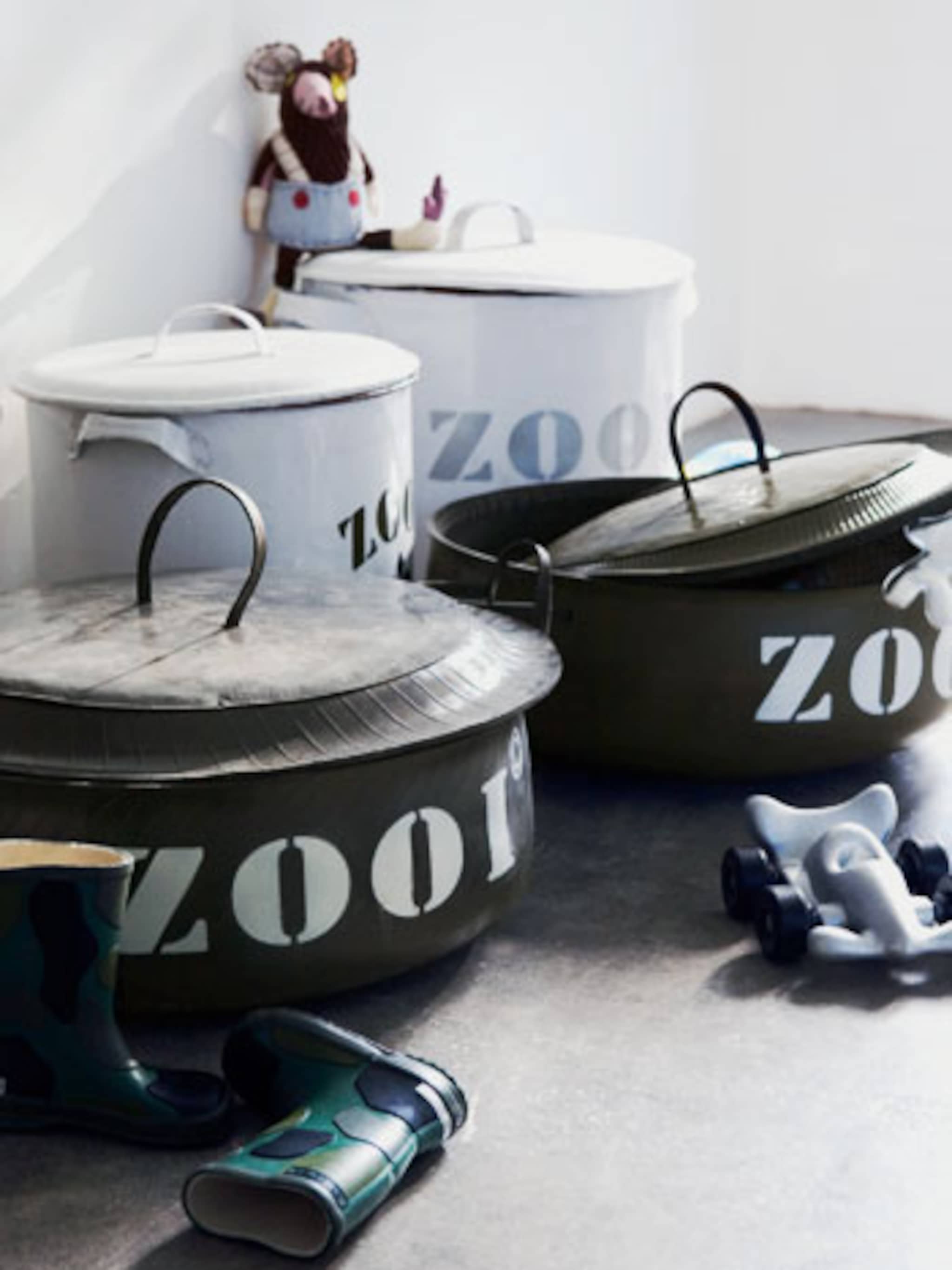 gooi je zooi in de gang in manden