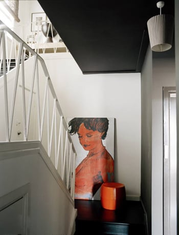 beeld vtwonen Grote kunstliefhebbers zetten hun schilderijen op willekeurige plekken tegen de muur. Op deze manier is het makkelijk te wisselen met andere kunstwerken. Zoals in deze gang. Fotografie Prue Ruscoe/ Taverne Agency.