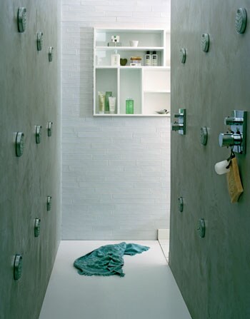 beeld vtwonen De muur van deze stoere 'douchestraat' is behandeld met betonstuc (via eStudio). De witte gietvloer Ode aan de vloer) en de tegels (Luca FloorFashion) zorgen ervoor dat het een lichte ruimte blijft. Fotografie Hotze Eisma.
